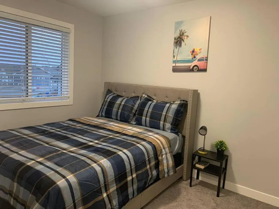 Bedroom, Bed in Luxurious 3 BR Villa with free parking - King Bed