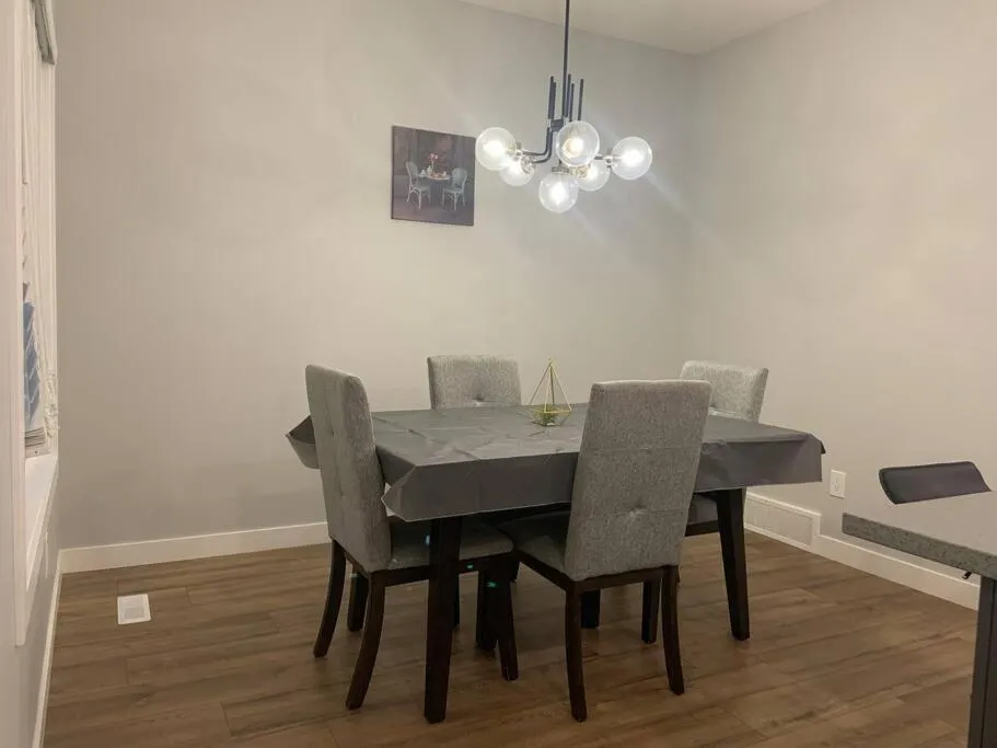Dining area in Luxurious 3 BR Villa with free parking - King Bed