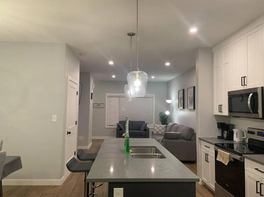 Living room in Luxurious 3 BR Villa with free parking - King Bed