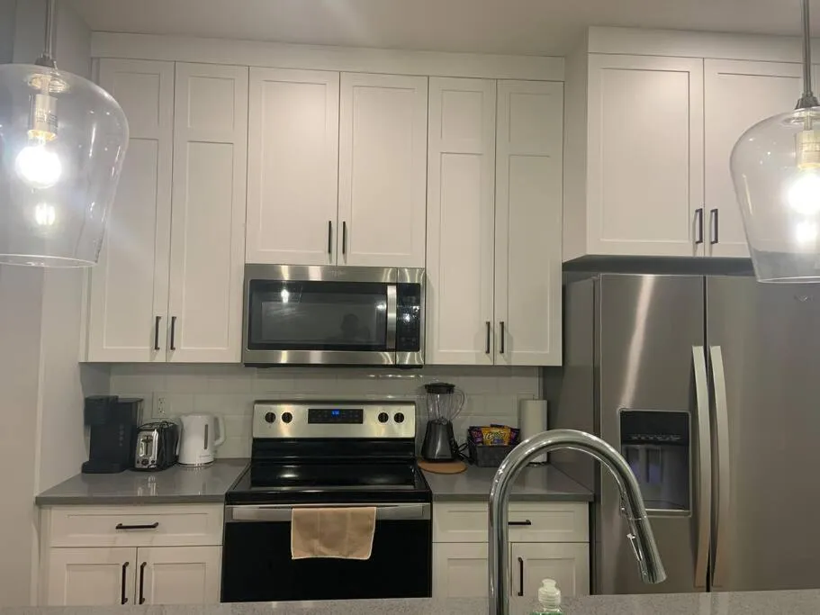 Kitchen or kitchenette in Luxurious 3 BR Villa with free parking - King Bed