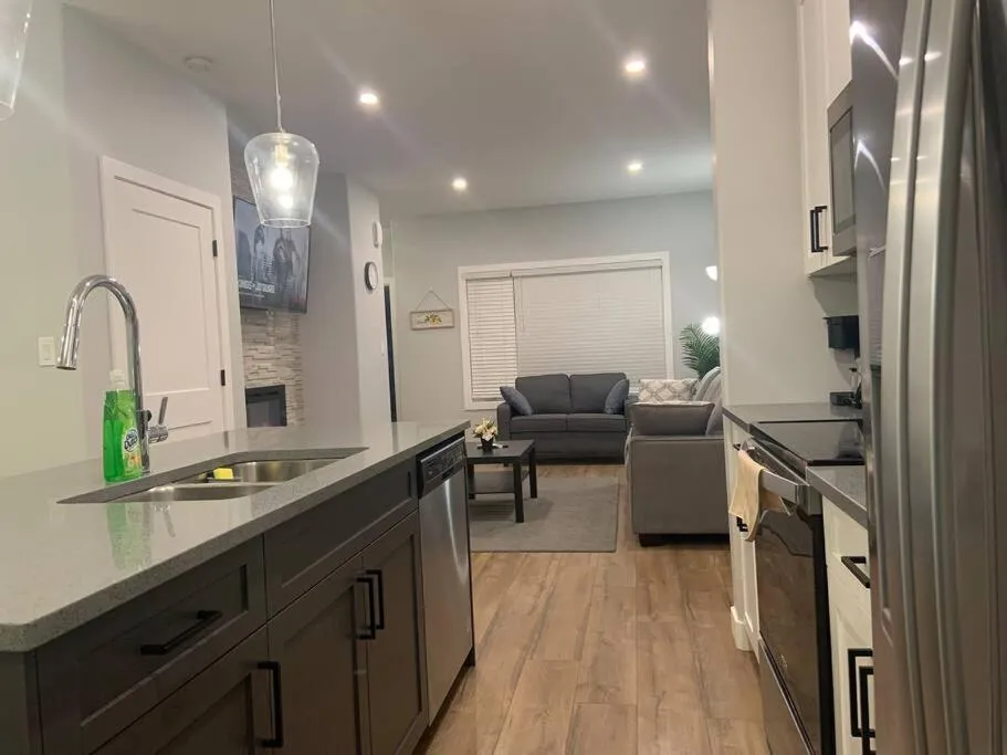 Living room in Luxurious 3 BR Villa with free parking - King Bed