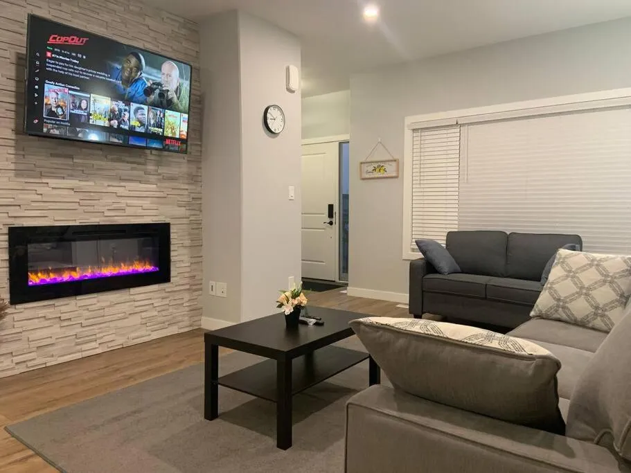 TV and multimedia in Luxurious 3 BR Villa with free parking - King Bed