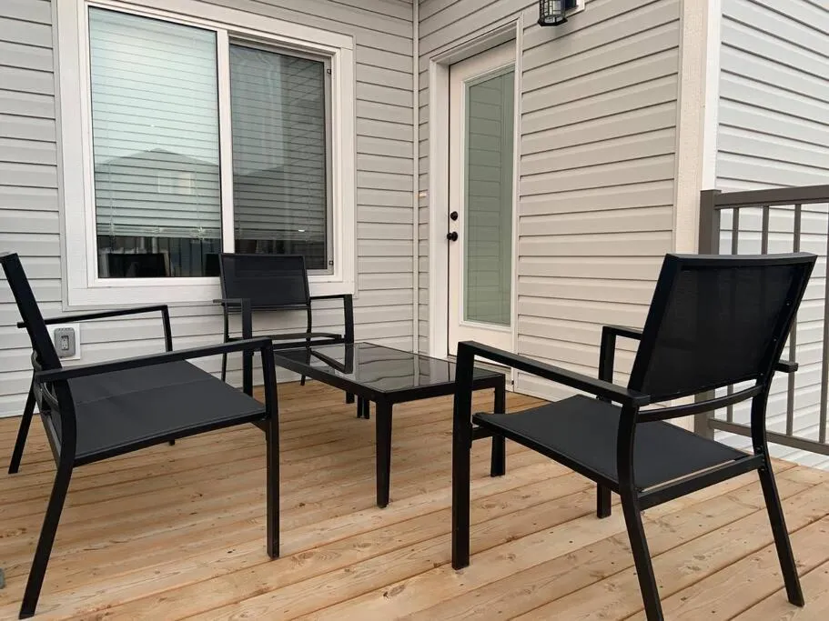 Patio in Luxurious 3 BR Villa with free parking - King Bed