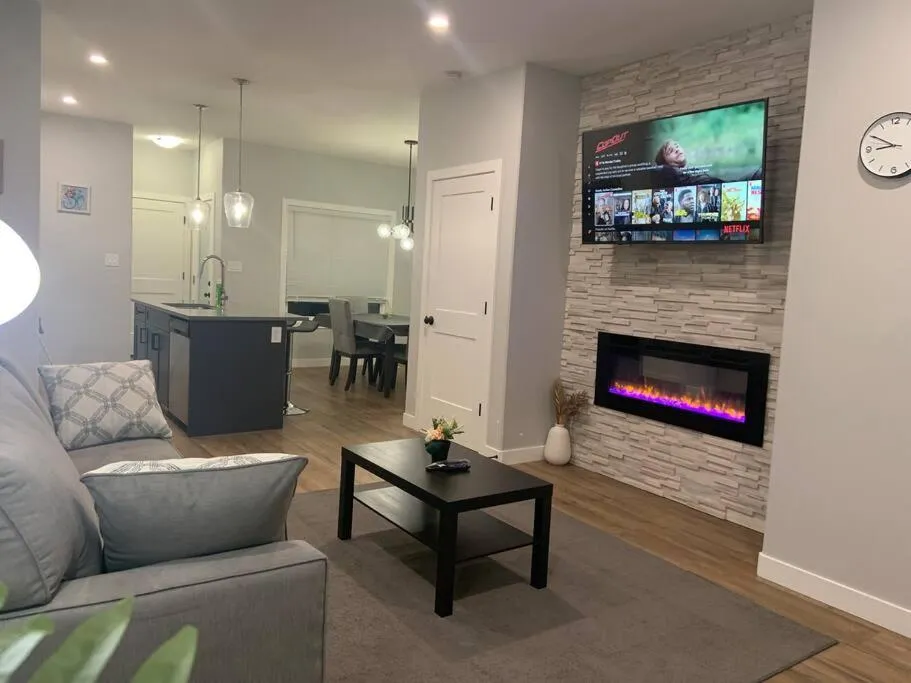 Living room in Luxurious 3 BR Villa with free parking - King Bed