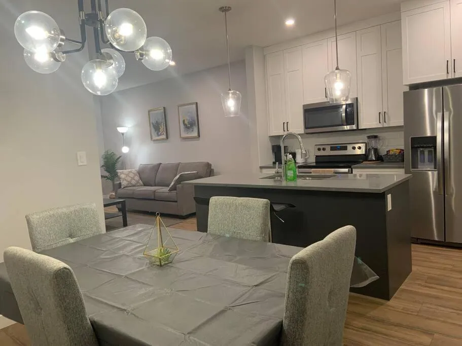 Dining area in Luxurious 3 BR Villa with free parking - King Bed