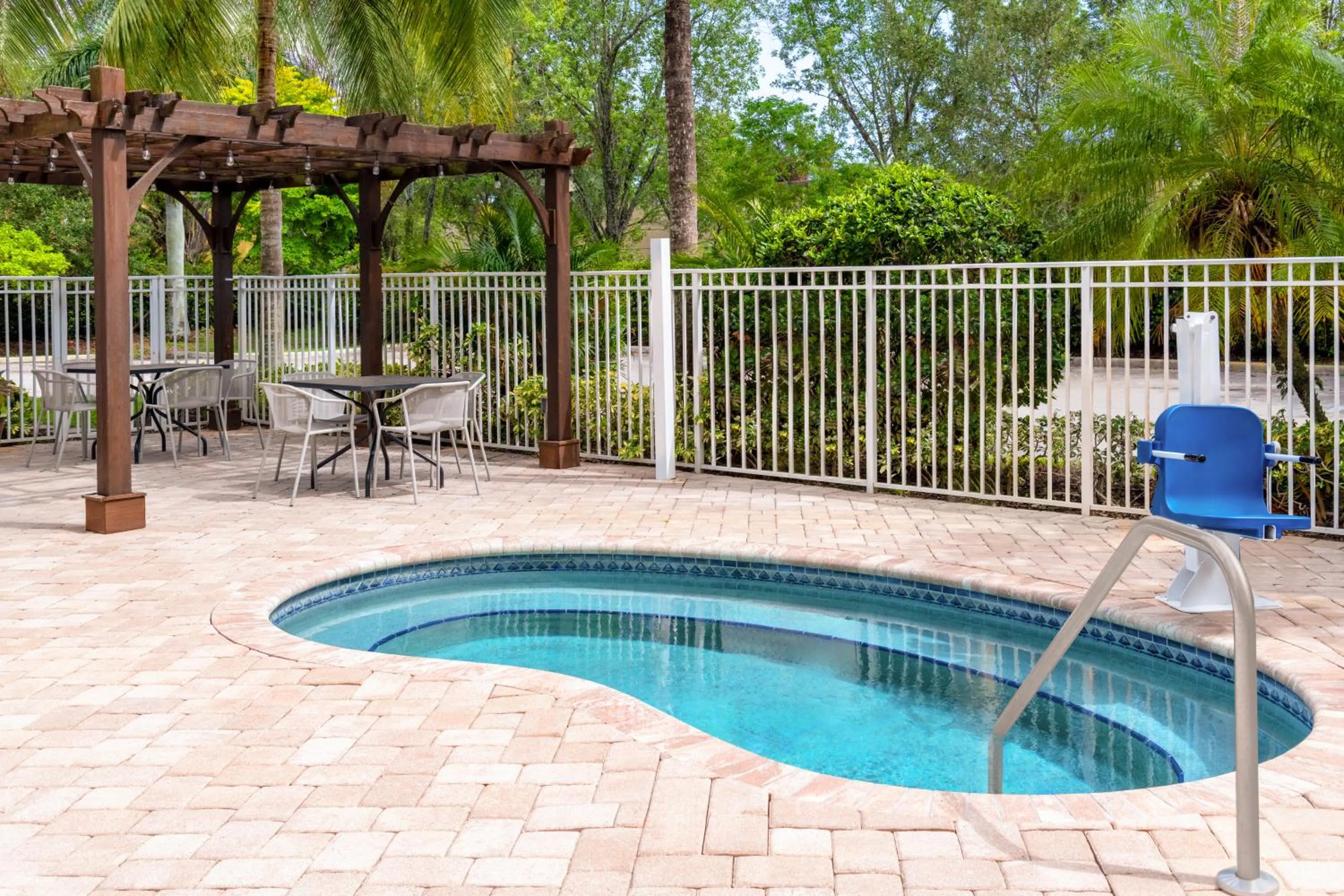 Swimming pool in Hampton Inn and Suites Coconut Creek