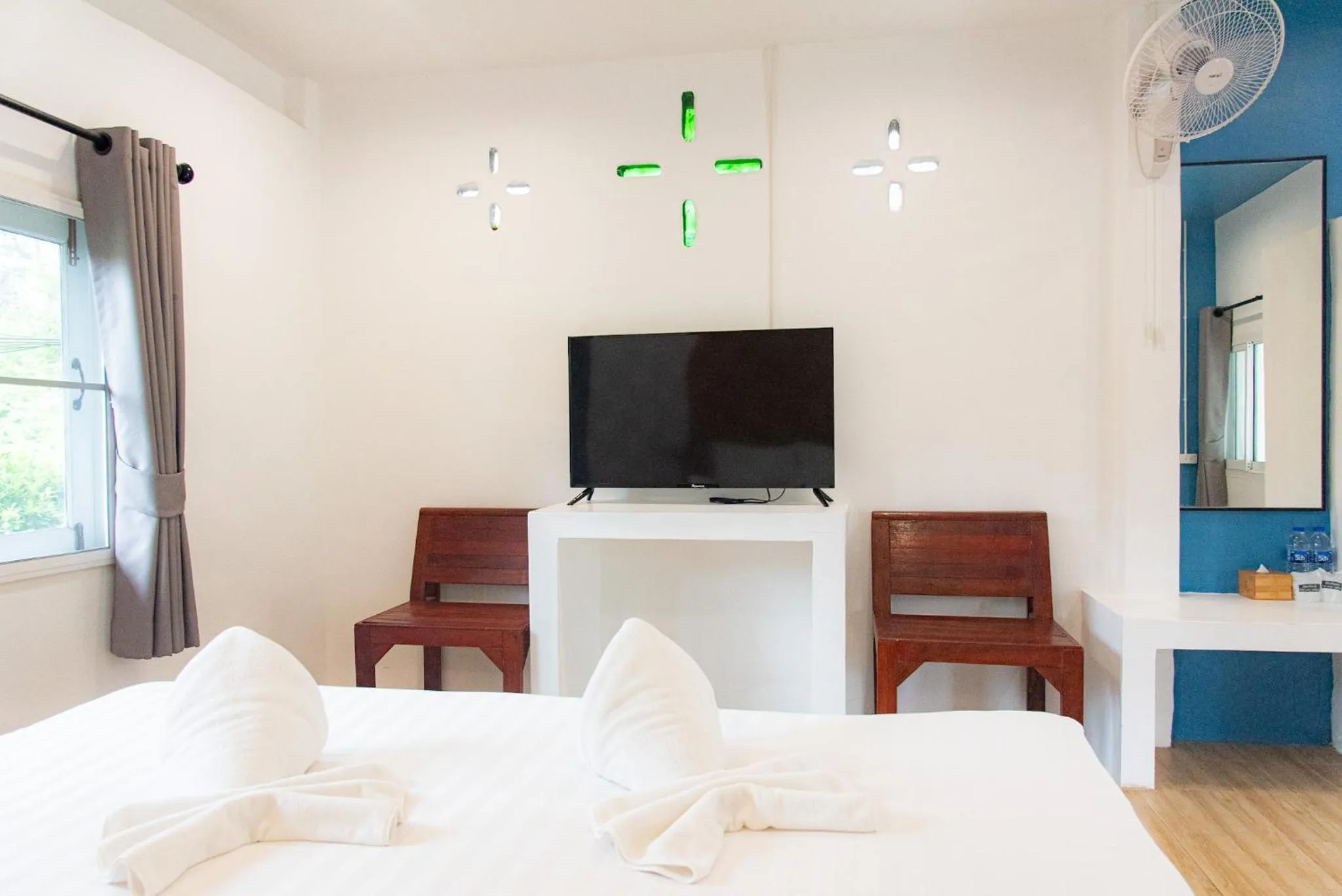 Communal lounge/ TV room, Bed in PAN Beachfront Resort Krabi