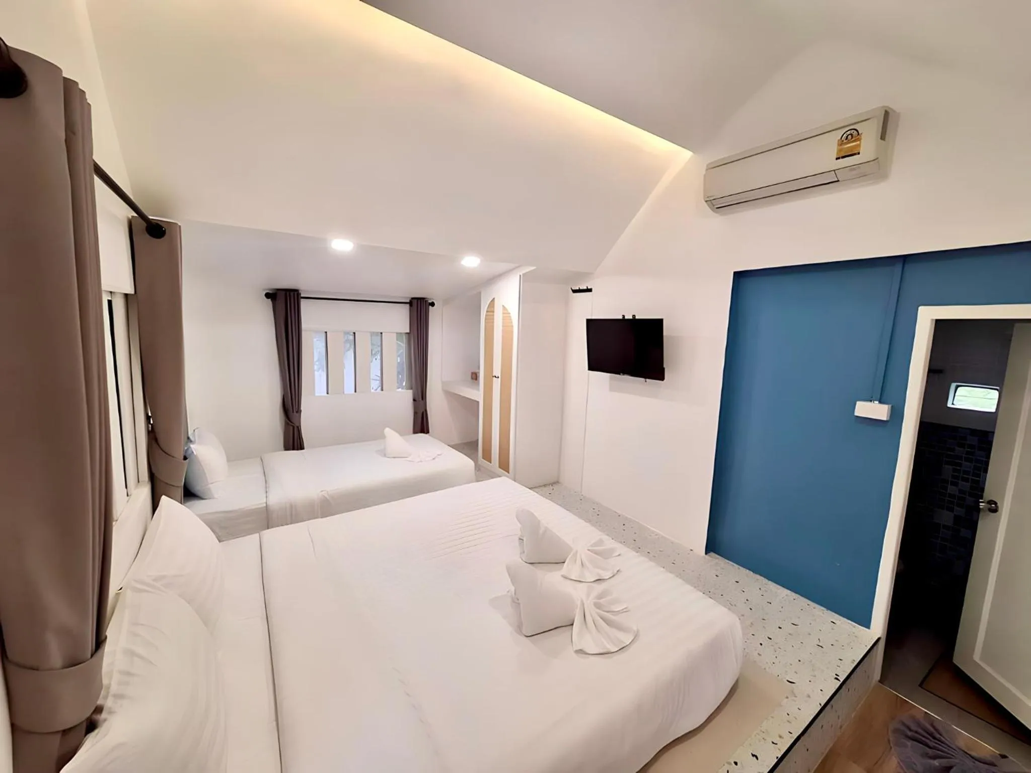 Bathroom, Bed in PAN Beachfront Resort Krabi