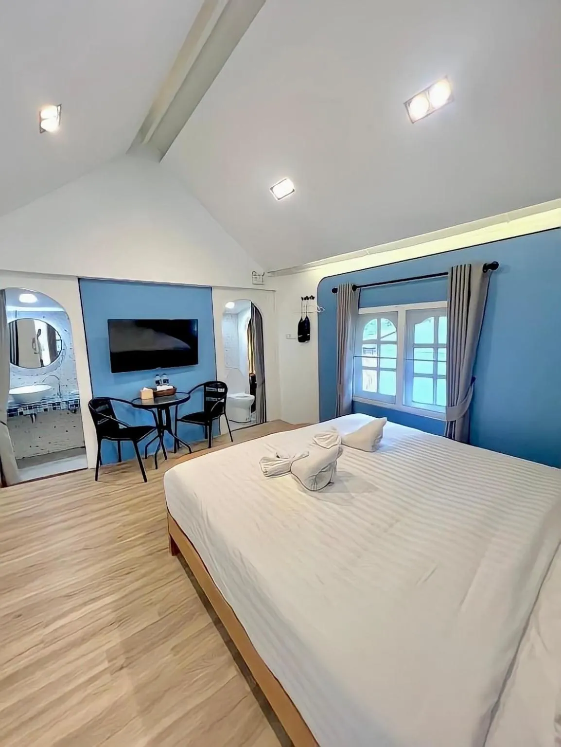 Photo of the whole room, Bed in PAN Beachfront Resort Krabi