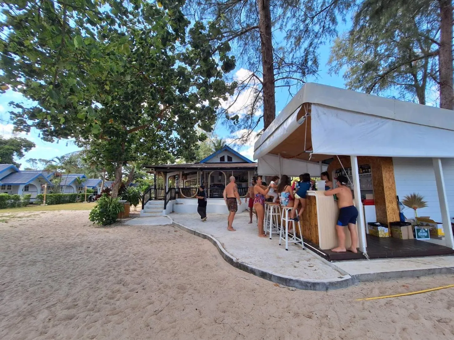 Lounge or bar in PAN Beachfront Resort Krabi