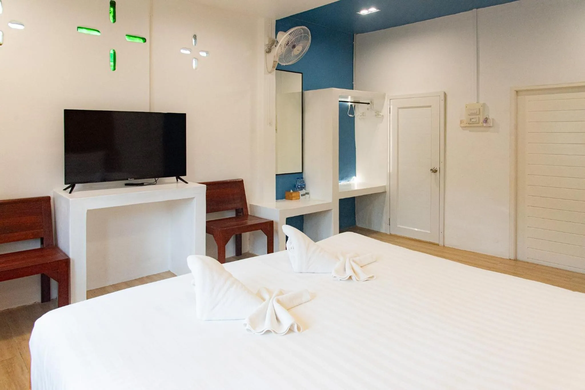 Communal lounge/ TV room, Bed in PAN Beachfront Resort Krabi