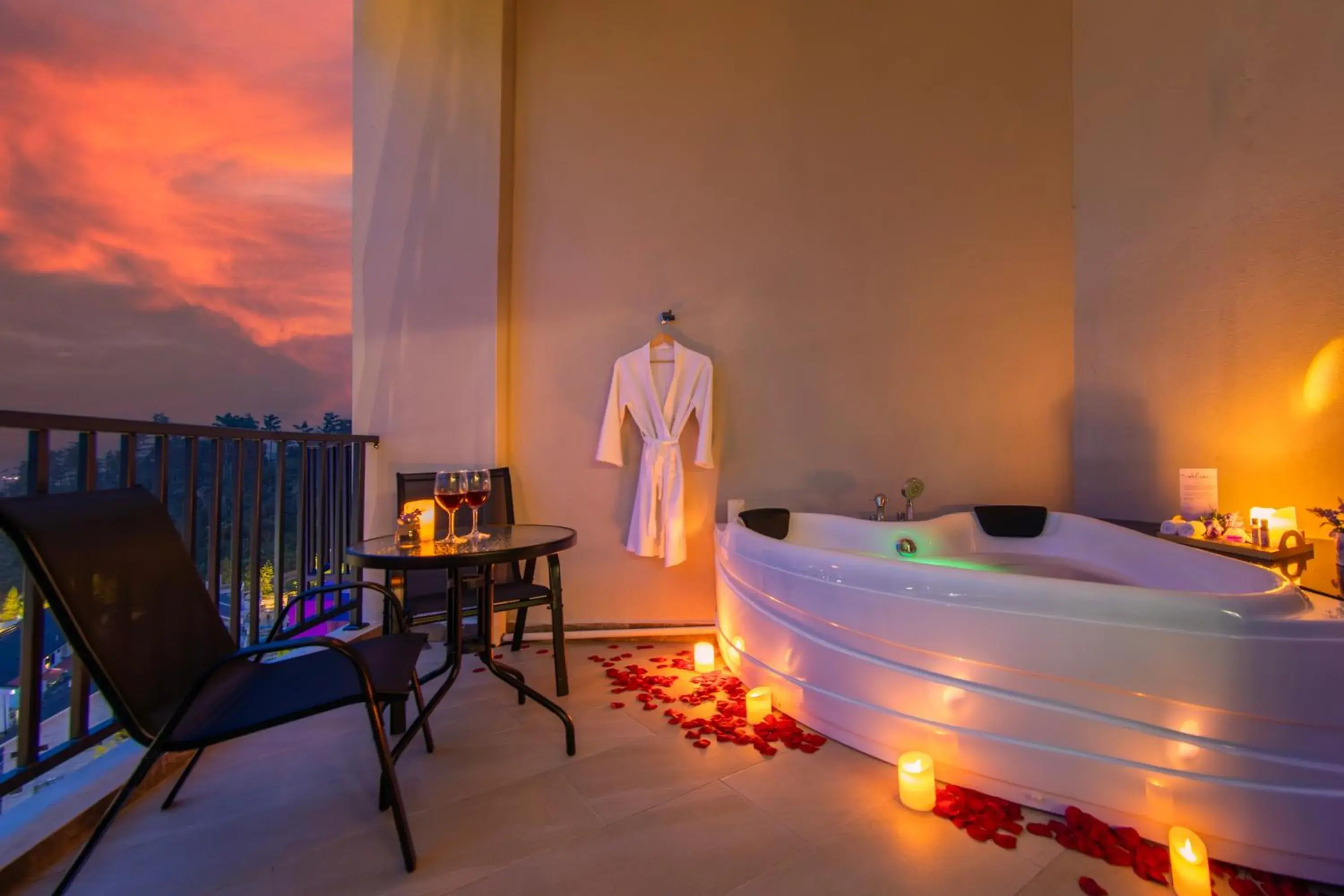Hot Tub, Bed in Cameron Lavender Mansion by PLAY Hot Tub, Bed in Cameron Lavender Mansion by PLAY