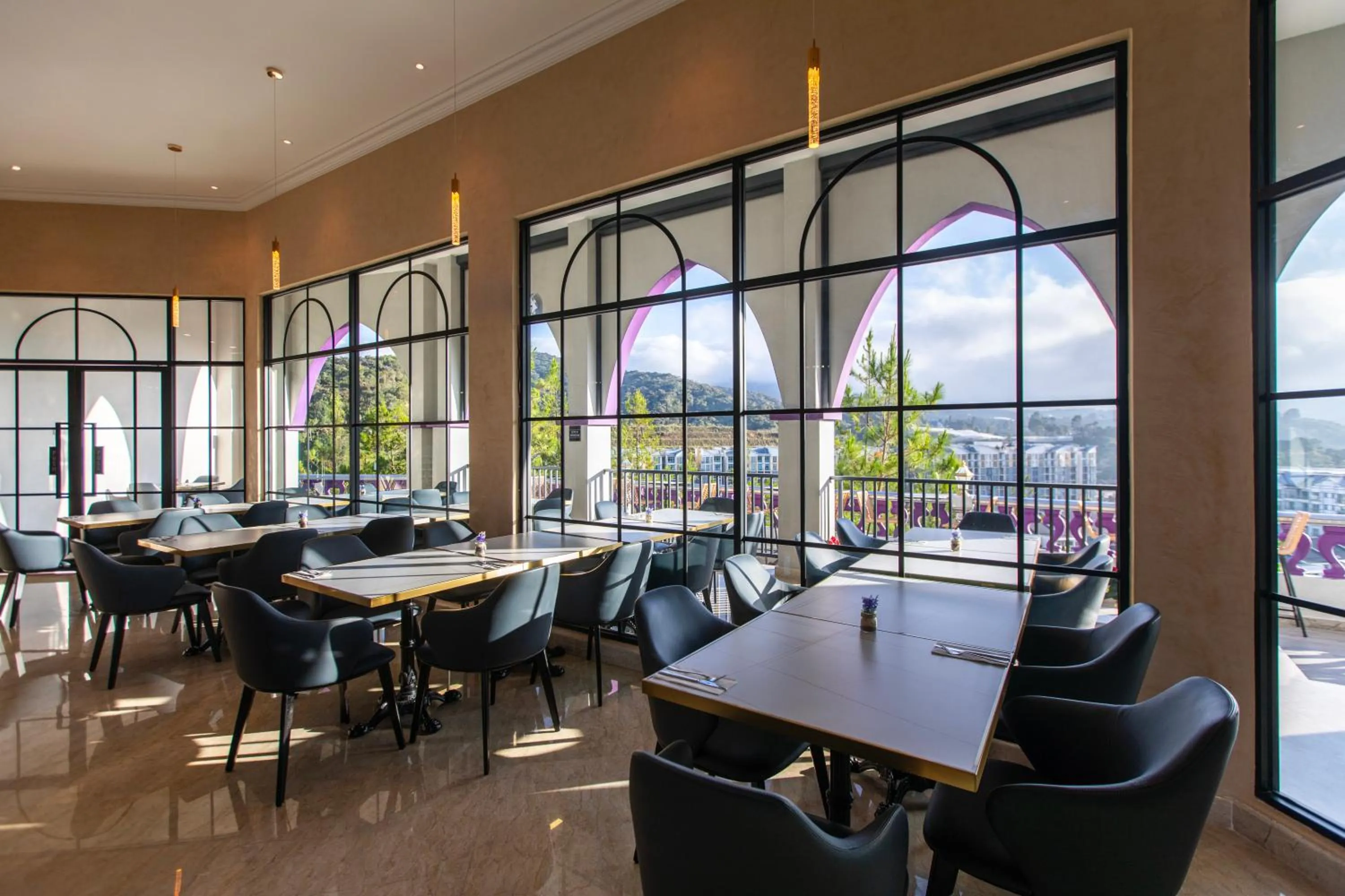 Restaurant/places to eat in Cameron Lavender Mansion by PLAY