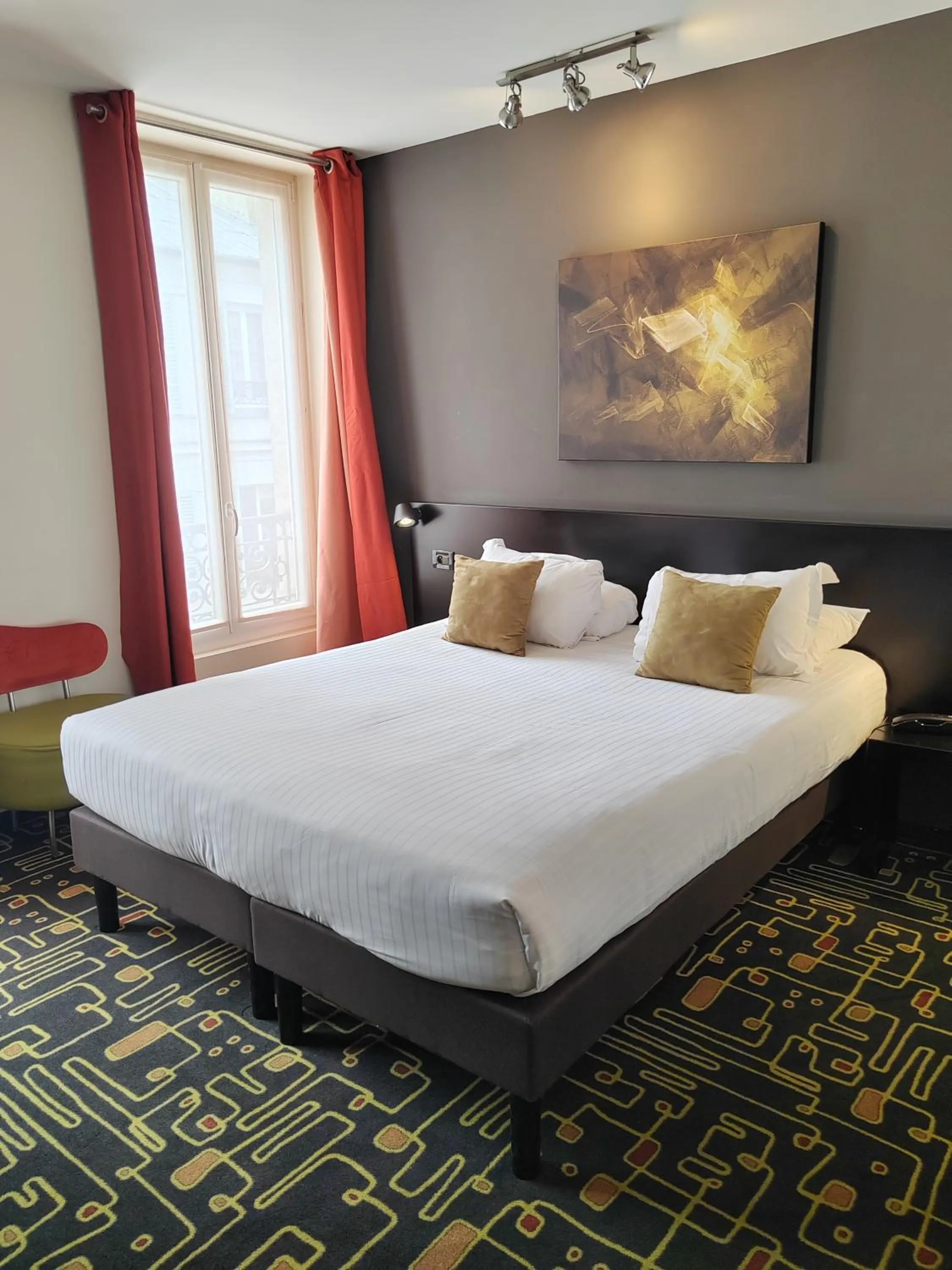 Photo of the whole room, Bed in Helussi Hôtel