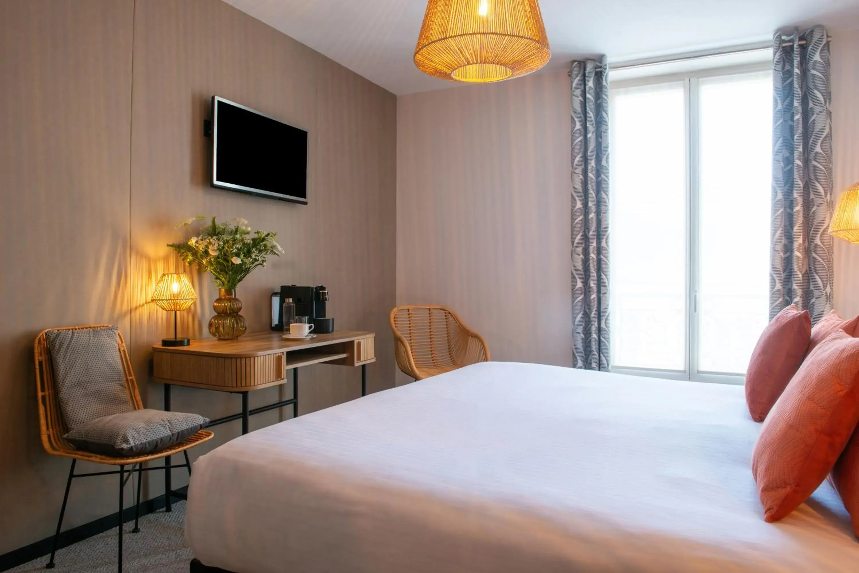 Photo of the whole room, Bed in Helussi Hôtel Photo of the whole room, Bed in Helussi Hôtel