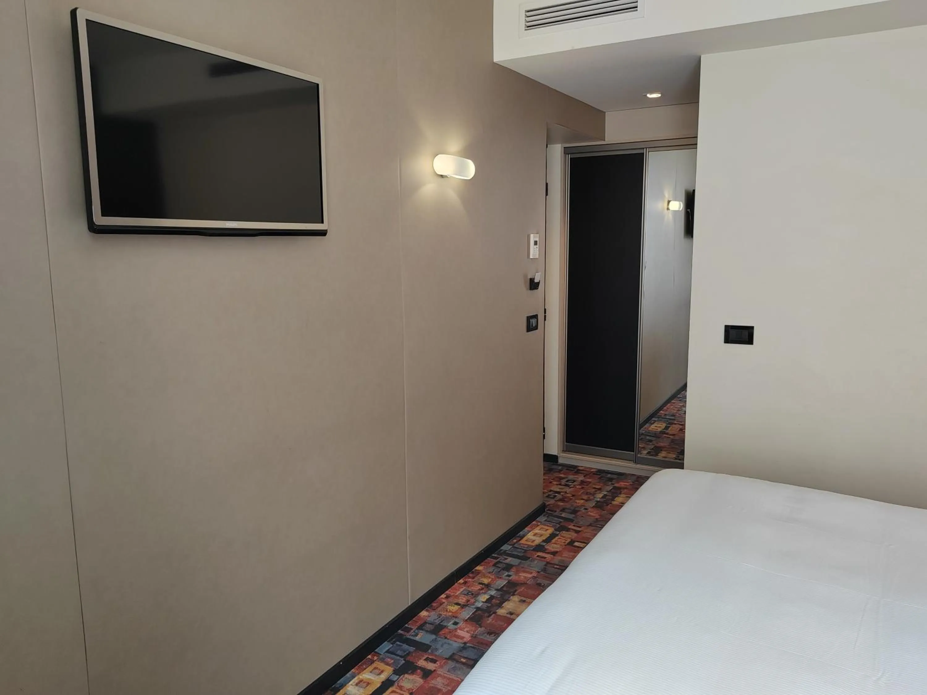 Photo of the whole room, Bed in Helussi Hôtel