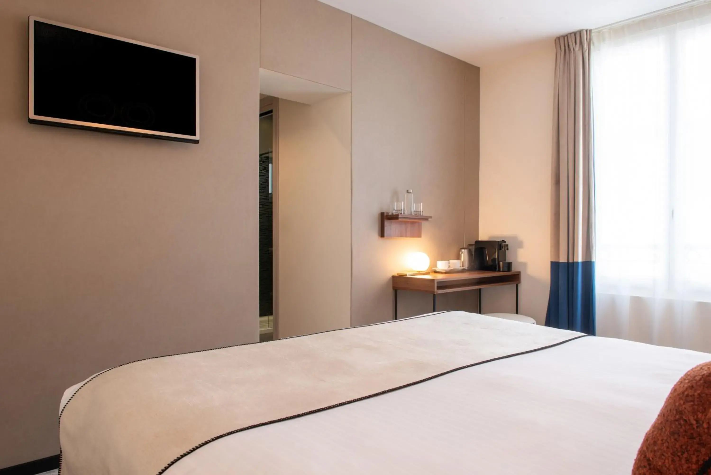 Photo of the whole room, Bed in Helussi Hôtel Photo of the whole room, Bed in Helussi Hôtel