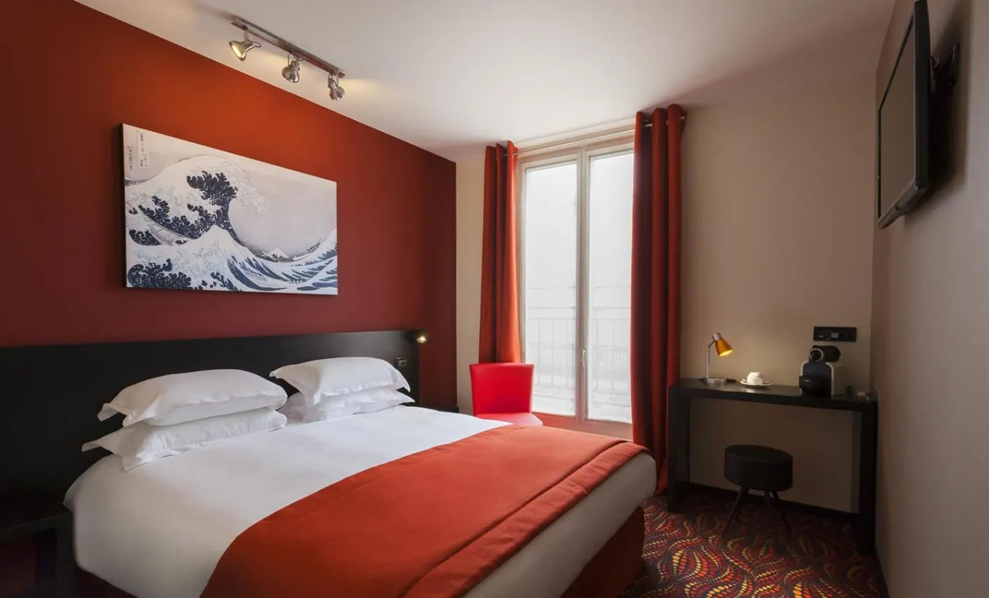 Photo of the whole room, Bed in Helussi Hôtel
