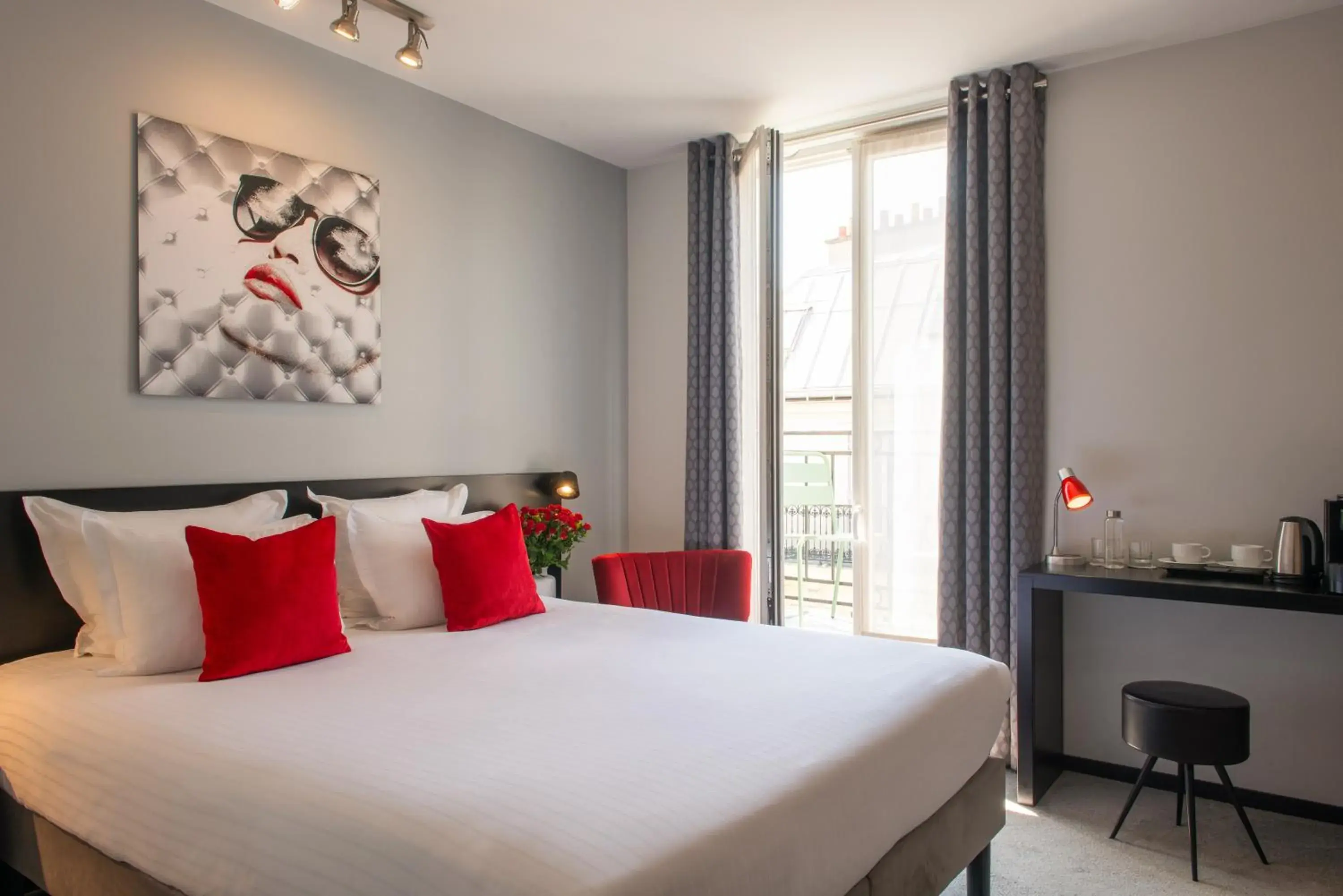 Photo of the whole room, Bed in Helussi Hôtel Photo of the whole room, Bed in Helussi Hôtel