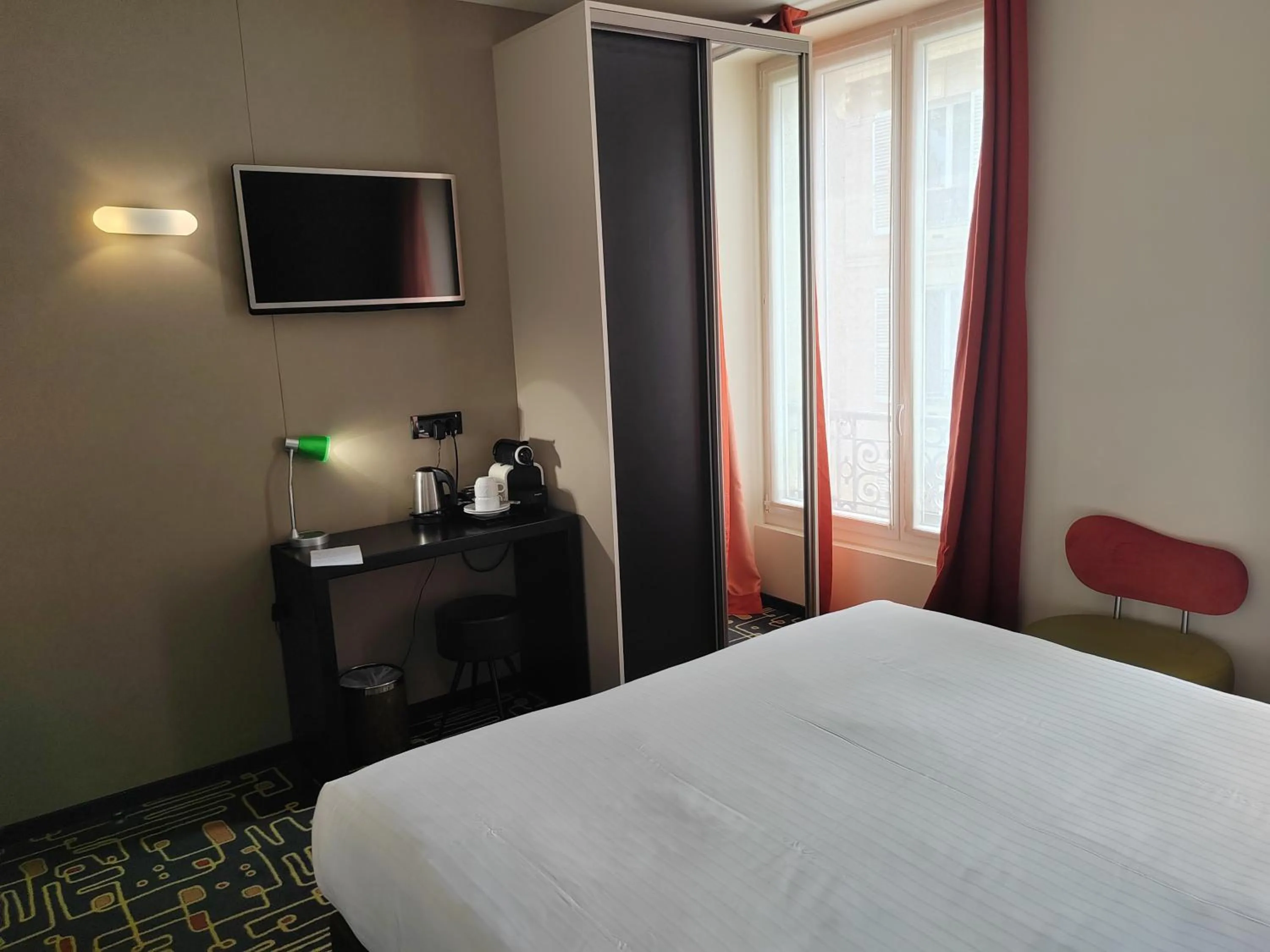 Photo of the whole room, Bed in Helussi Hôtel