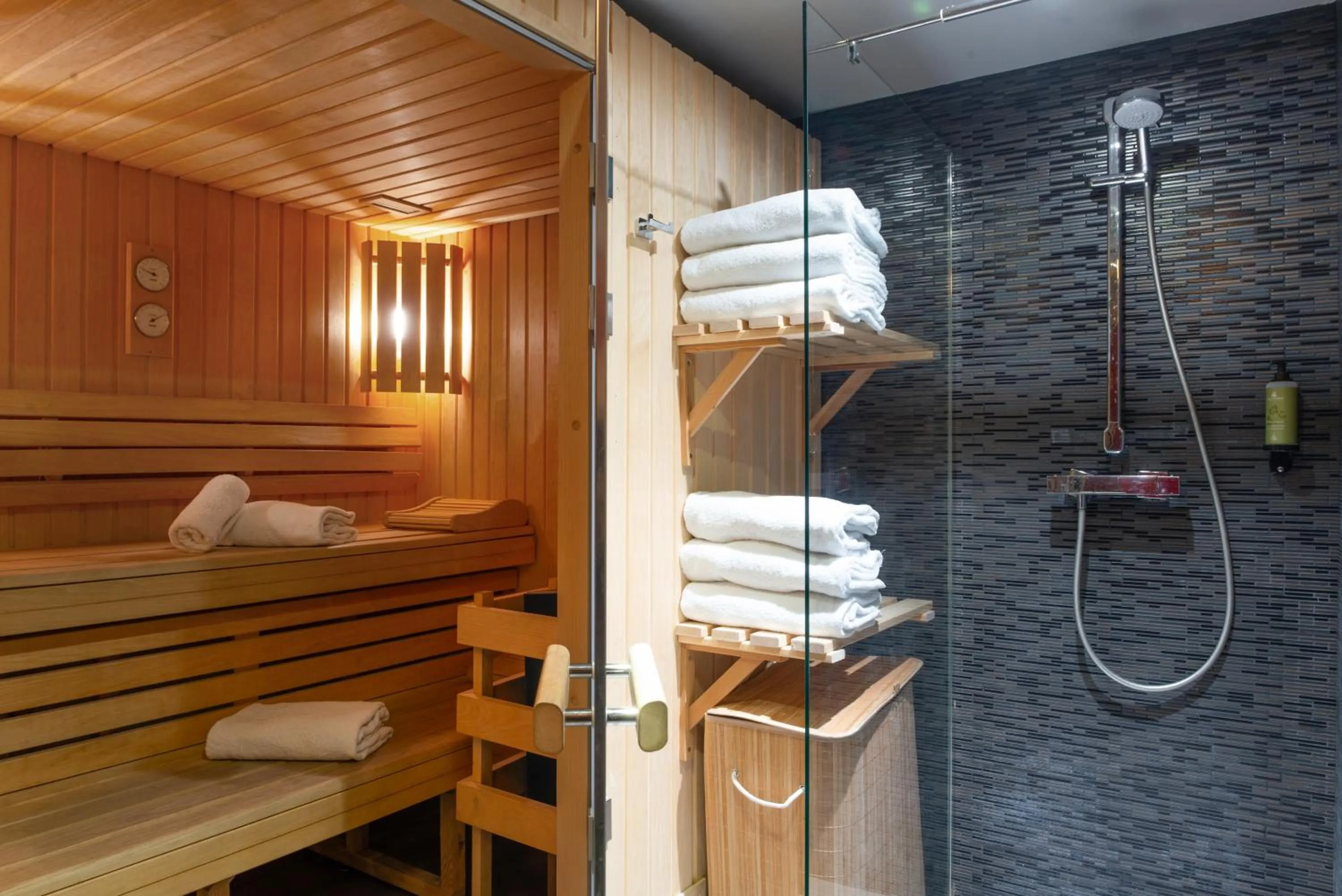 Sauna, Bed in Helussi Hôtel