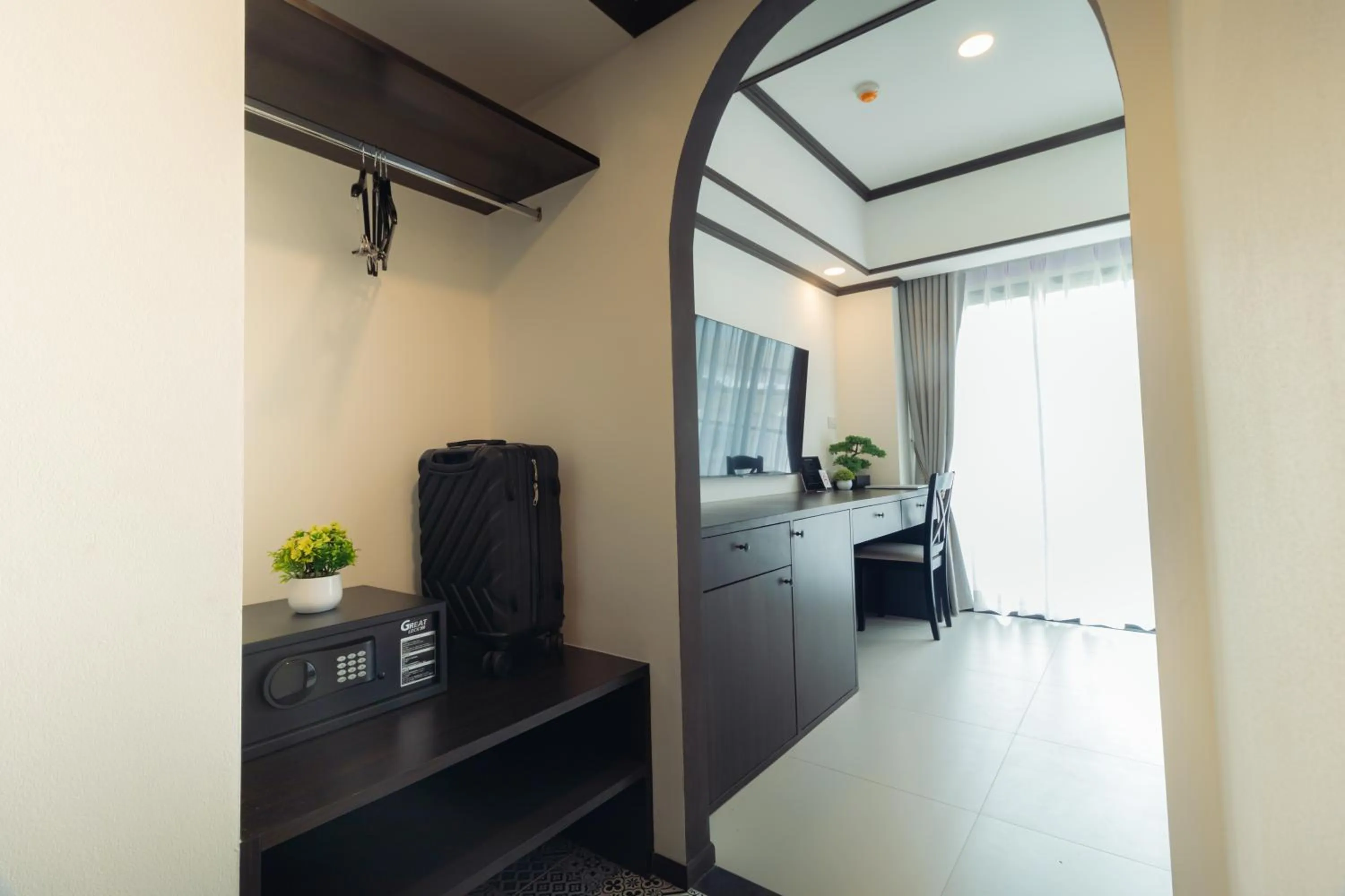 Photo of the whole room, Bed in Le ville lanna Chiang Mai Gate Old Town Hotel