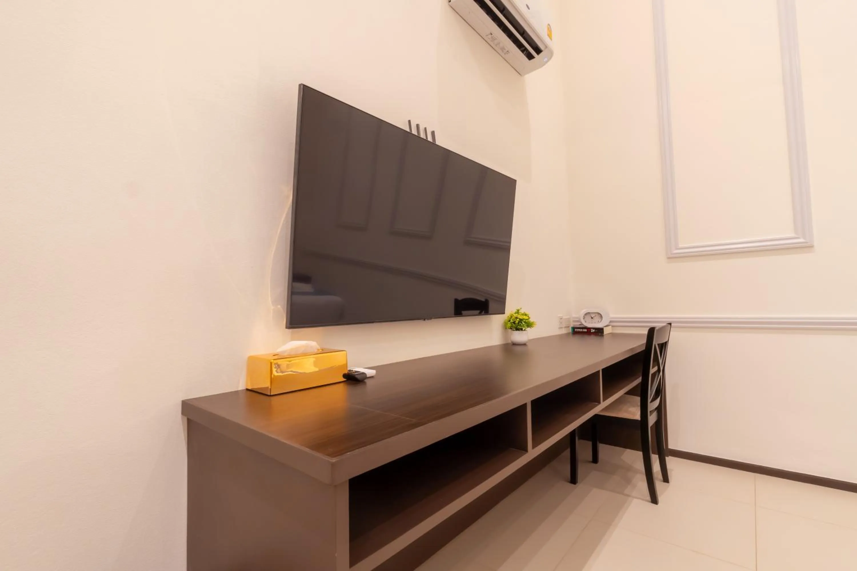 TV and multimedia in Le ville lanna Chiang Mai Gate Old Town Hotel