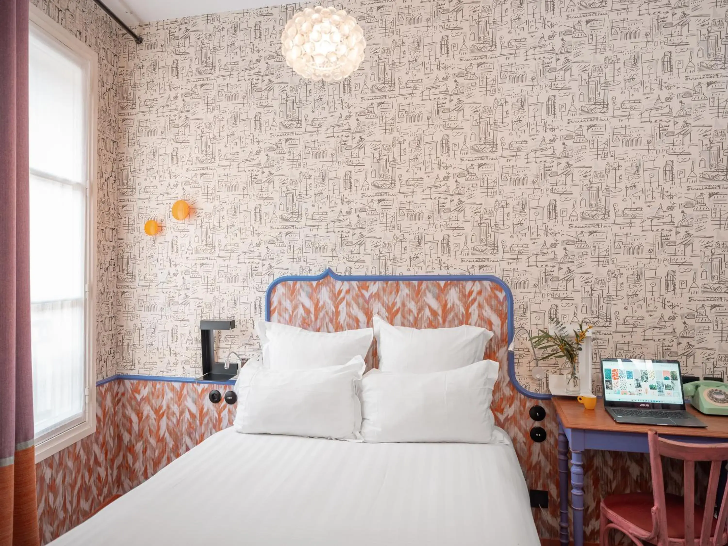 Bedroom, Bed in Hôtel Crayon Rouge - Louvre Palais Royal Bedroom, Bed in Hôtel Crayon Rouge - Louvre Palais Royal