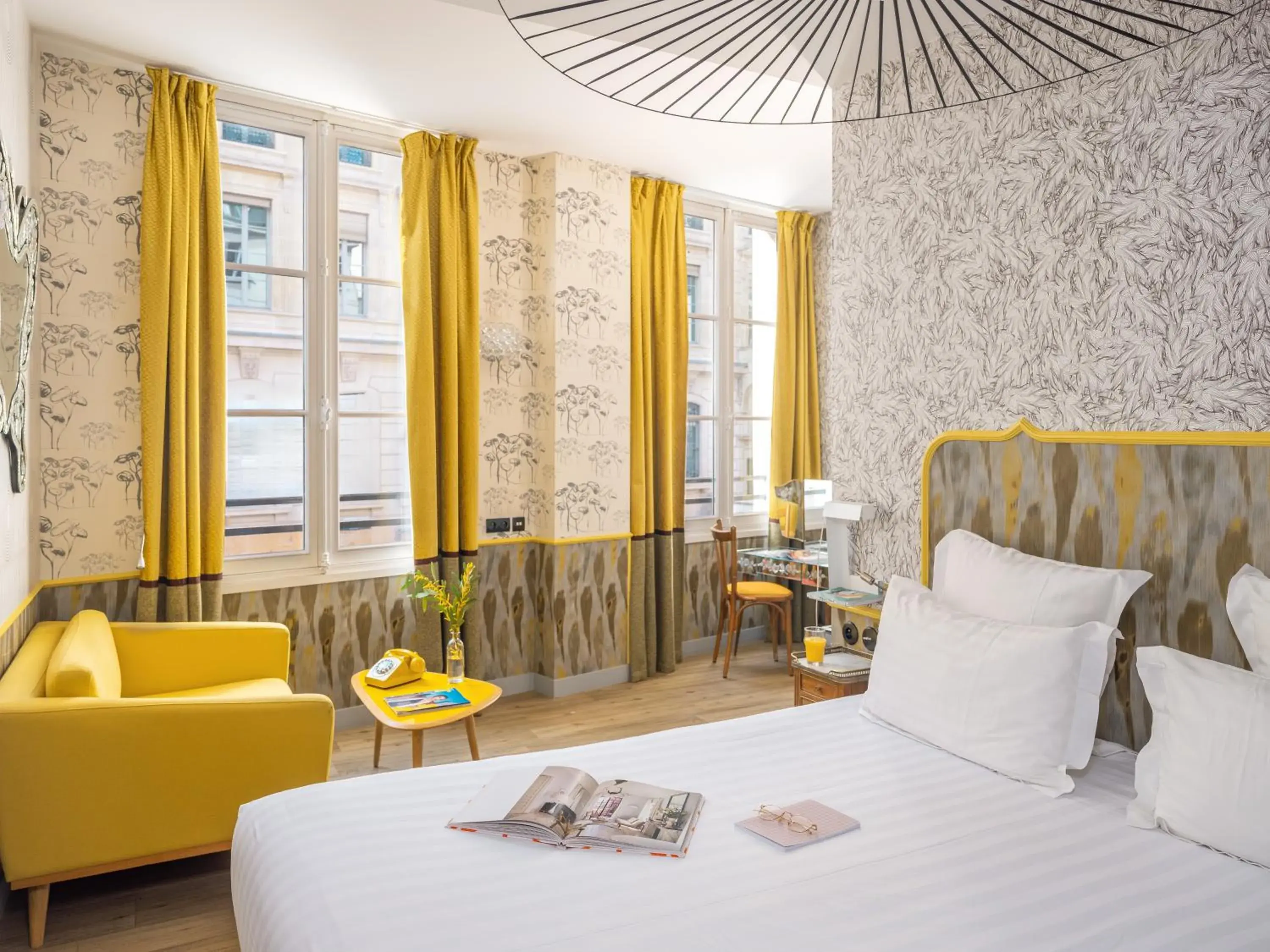 Bedroom, Bed in Hôtel Crayon Rouge - Louvre Palais Royal Bedroom, Bed in Hôtel Crayon Rouge - Louvre Palais Royal