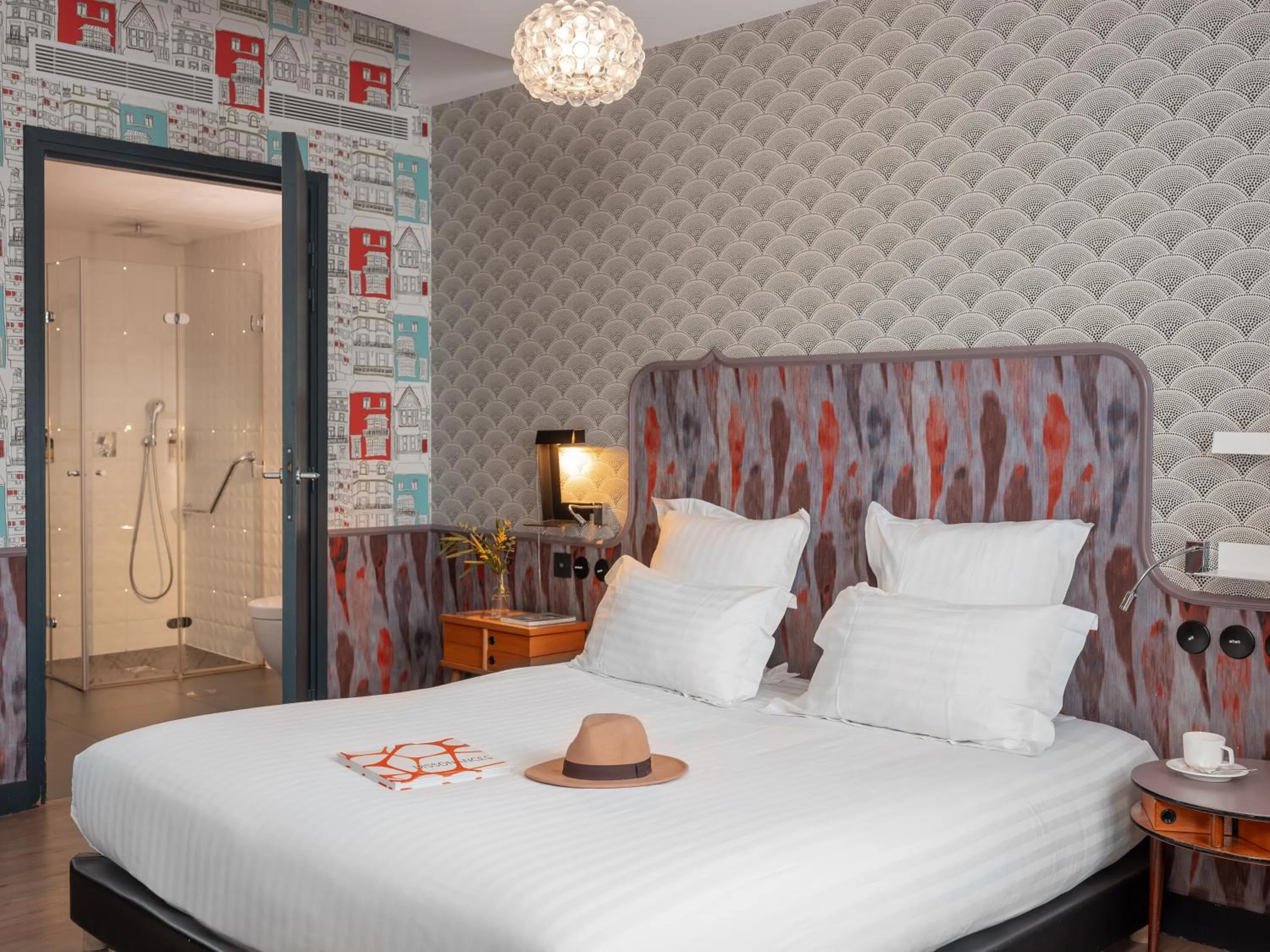 Bedroom, Bed in Hôtel Crayon Rouge - Louvre Palais Royal