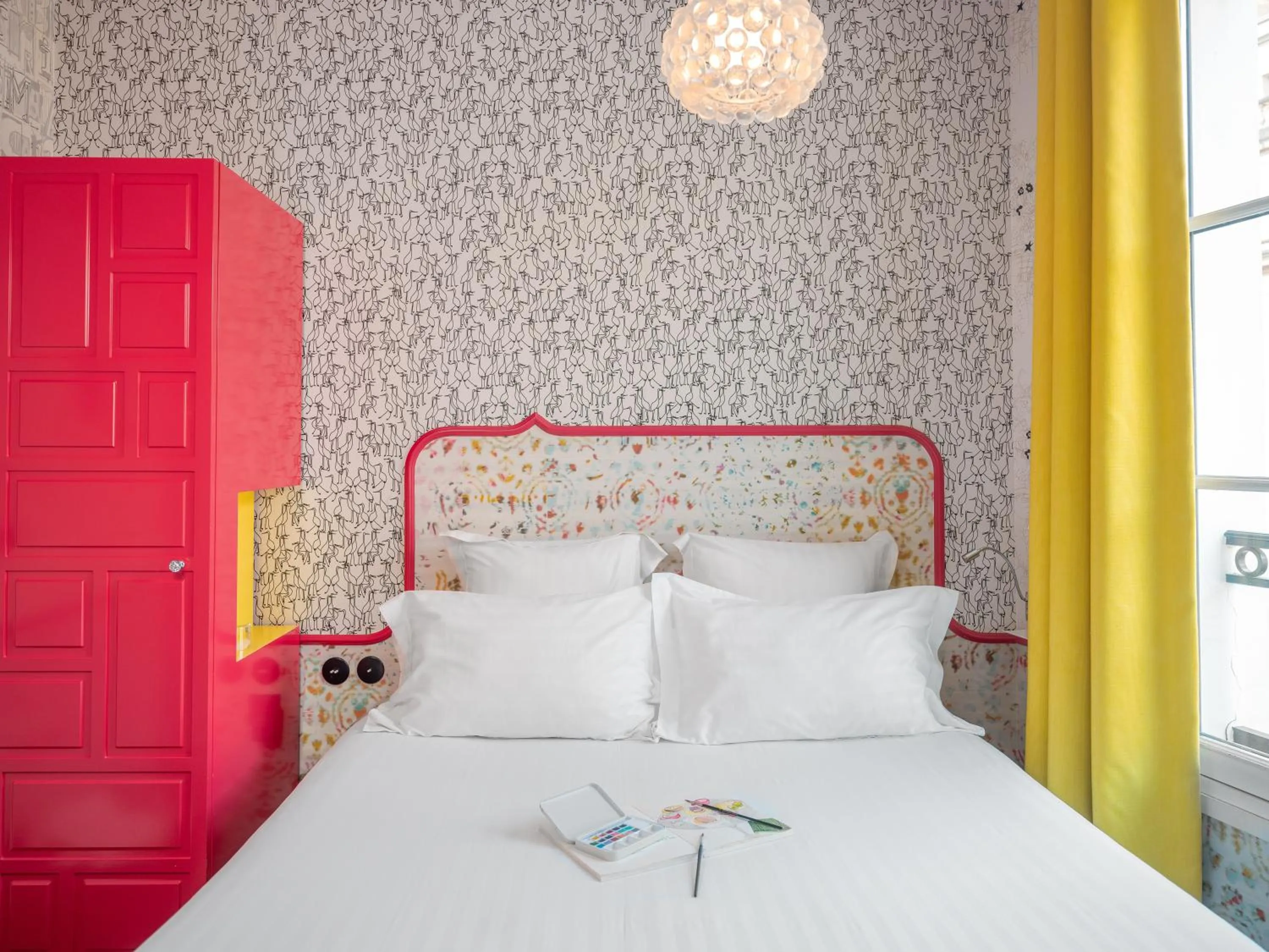 Bedroom, Bed in Hôtel Crayon Rouge - Louvre Palais Royal