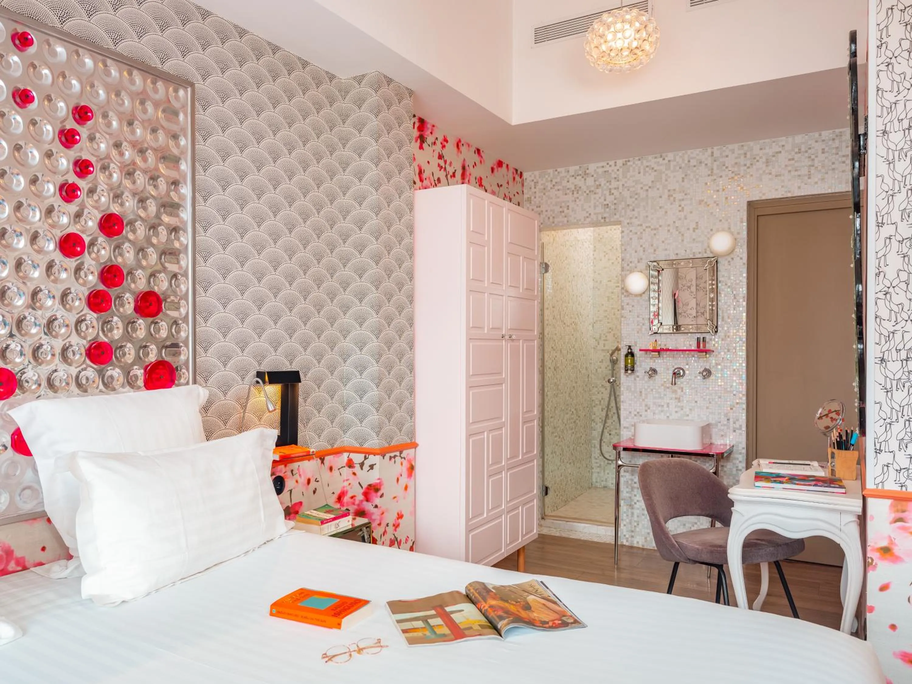 Bathroom, Bed in Hôtel Crayon Rouge - Louvre Palais Royal