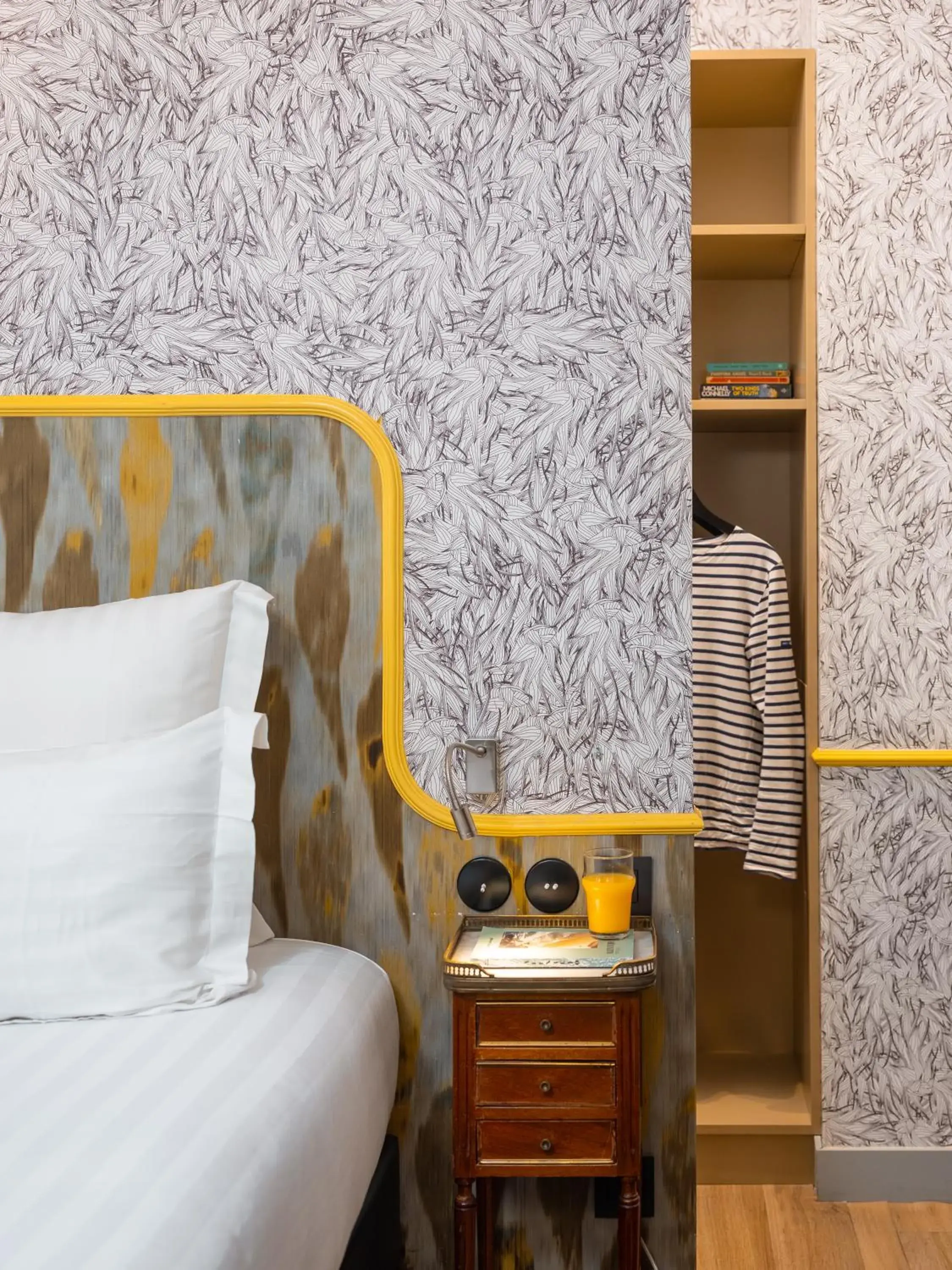 Bedroom, Bed in Hôtel Crayon Rouge - Louvre Palais Royal Bedroom, Bed in Hôtel Crayon Rouge - Louvre Palais Royal