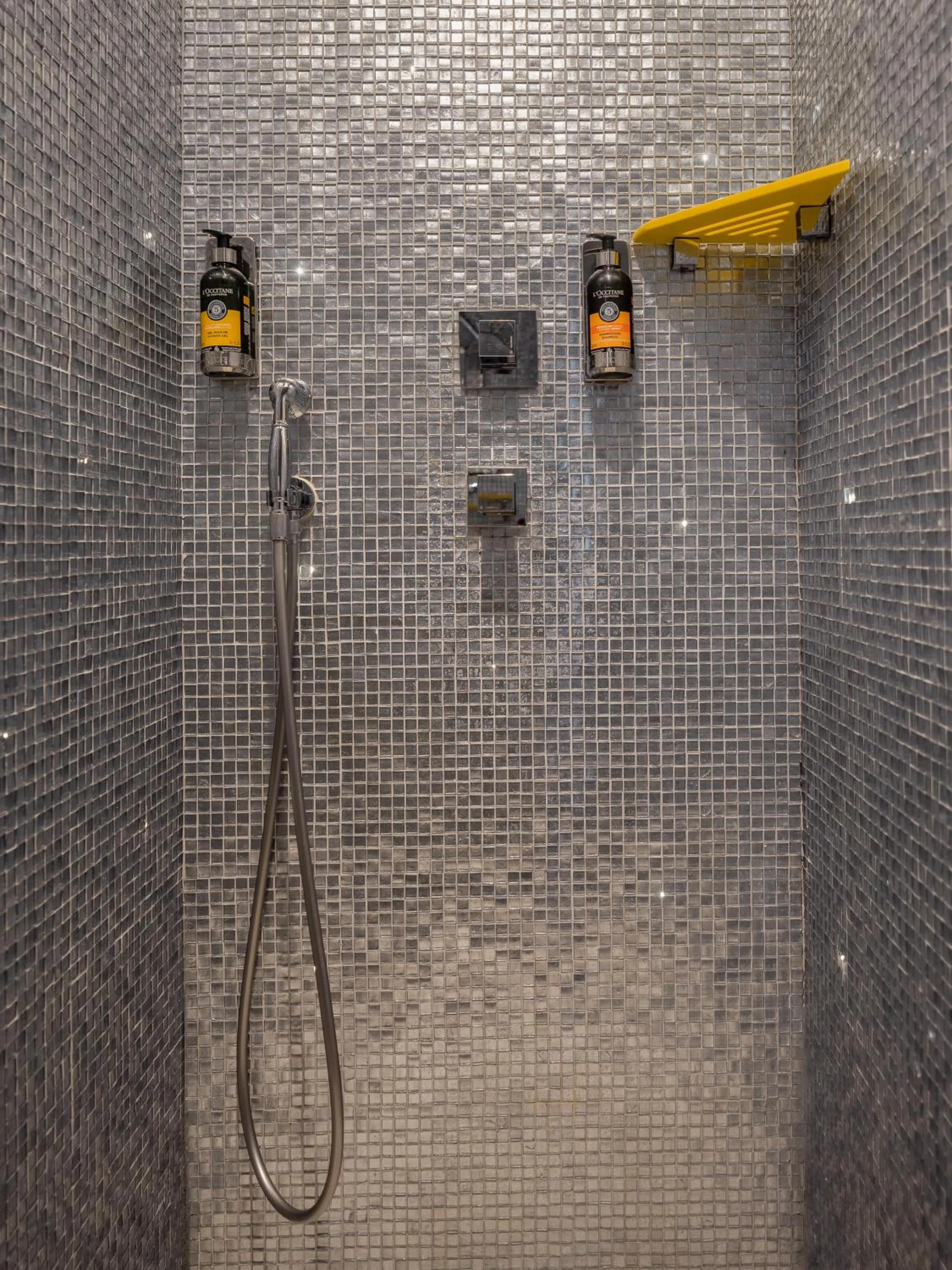 Shower in Hôtel Crayon Rouge - Louvre Palais Royal