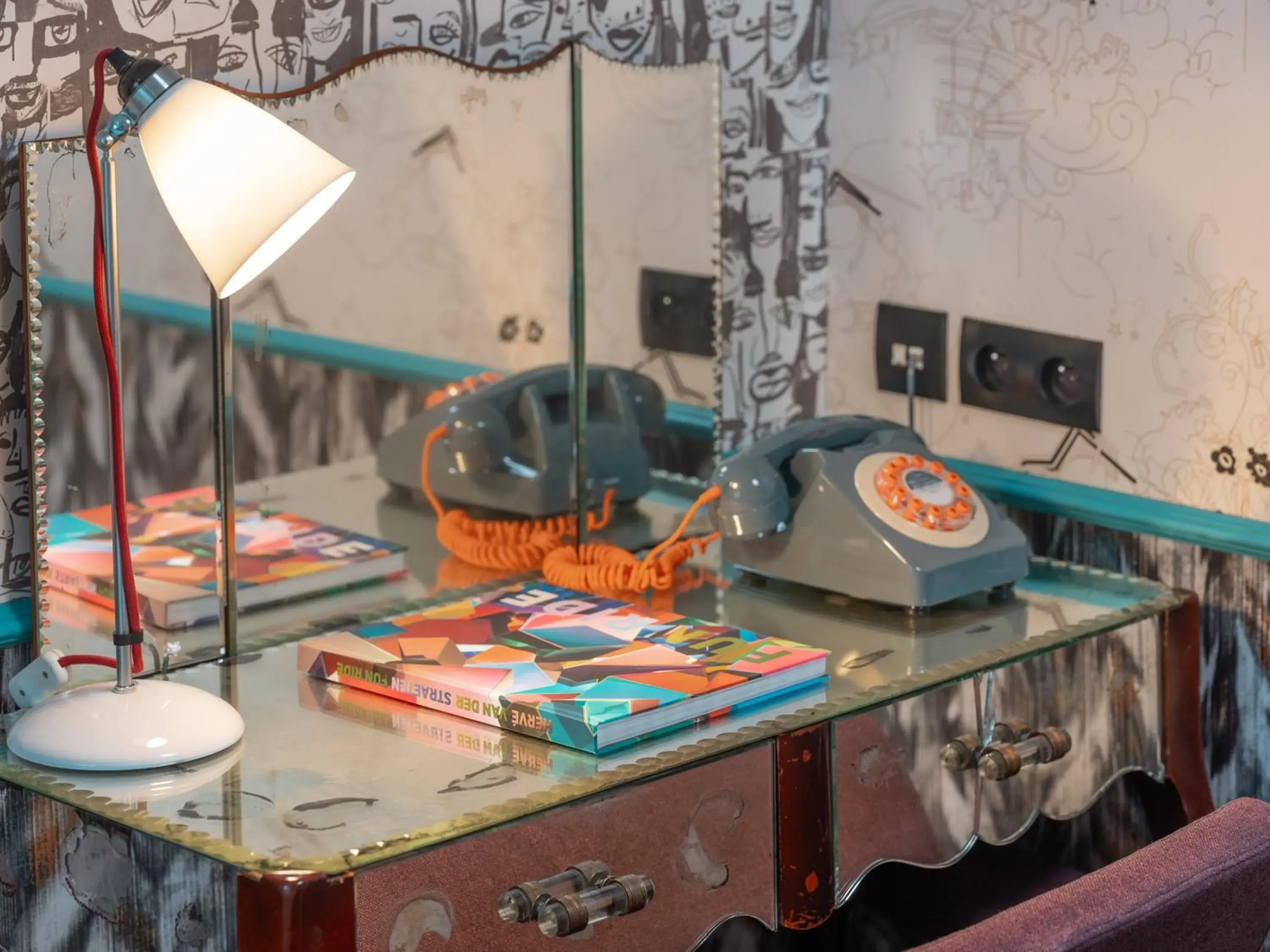 Decorative detail, Bed in Hôtel Crayon Rouge - Louvre Palais Royal Decorative detail, Bed in Hôtel Crayon Rouge - Louvre Palais Royal