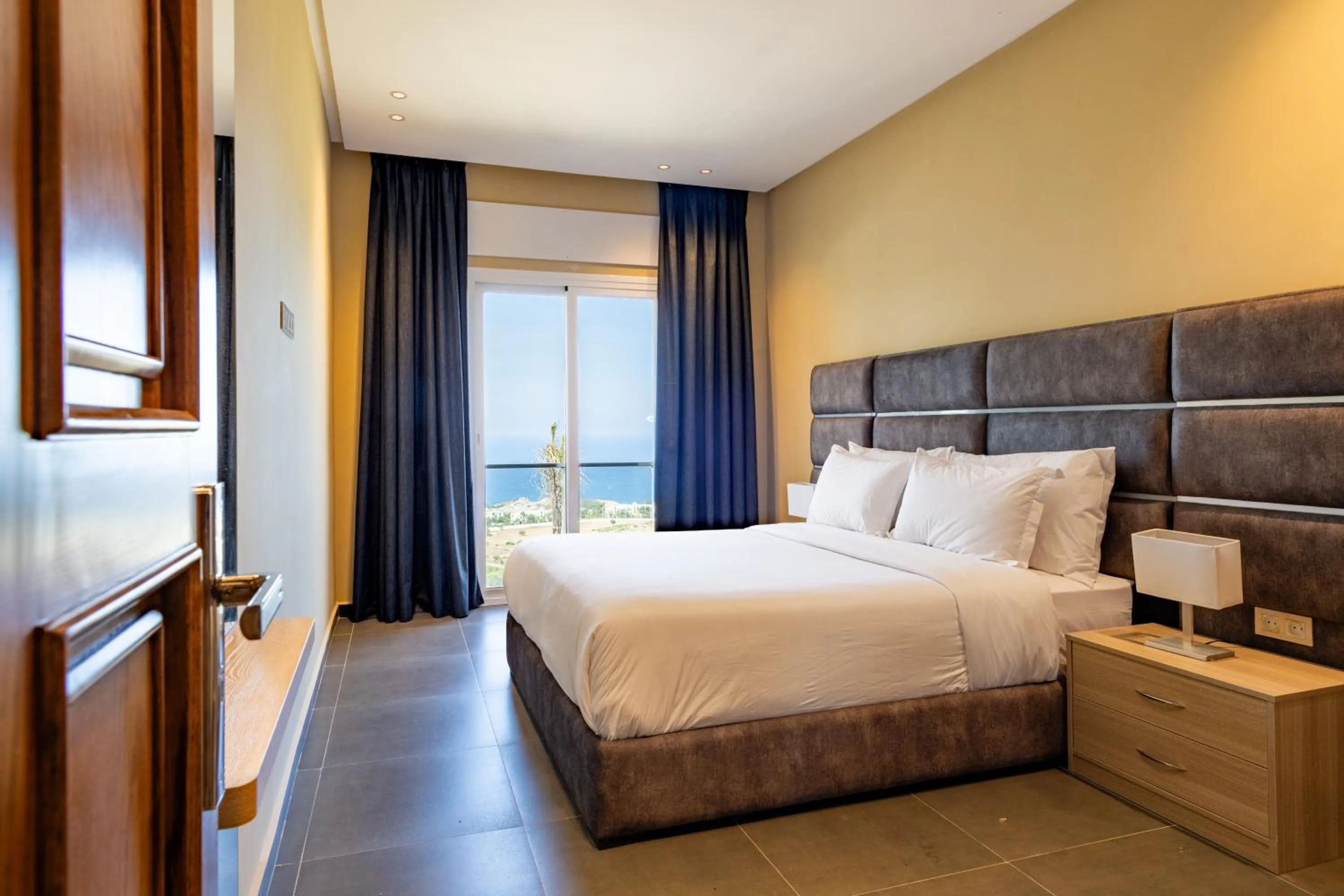 Photo of the whole room, Bed in Atlantic Mnar