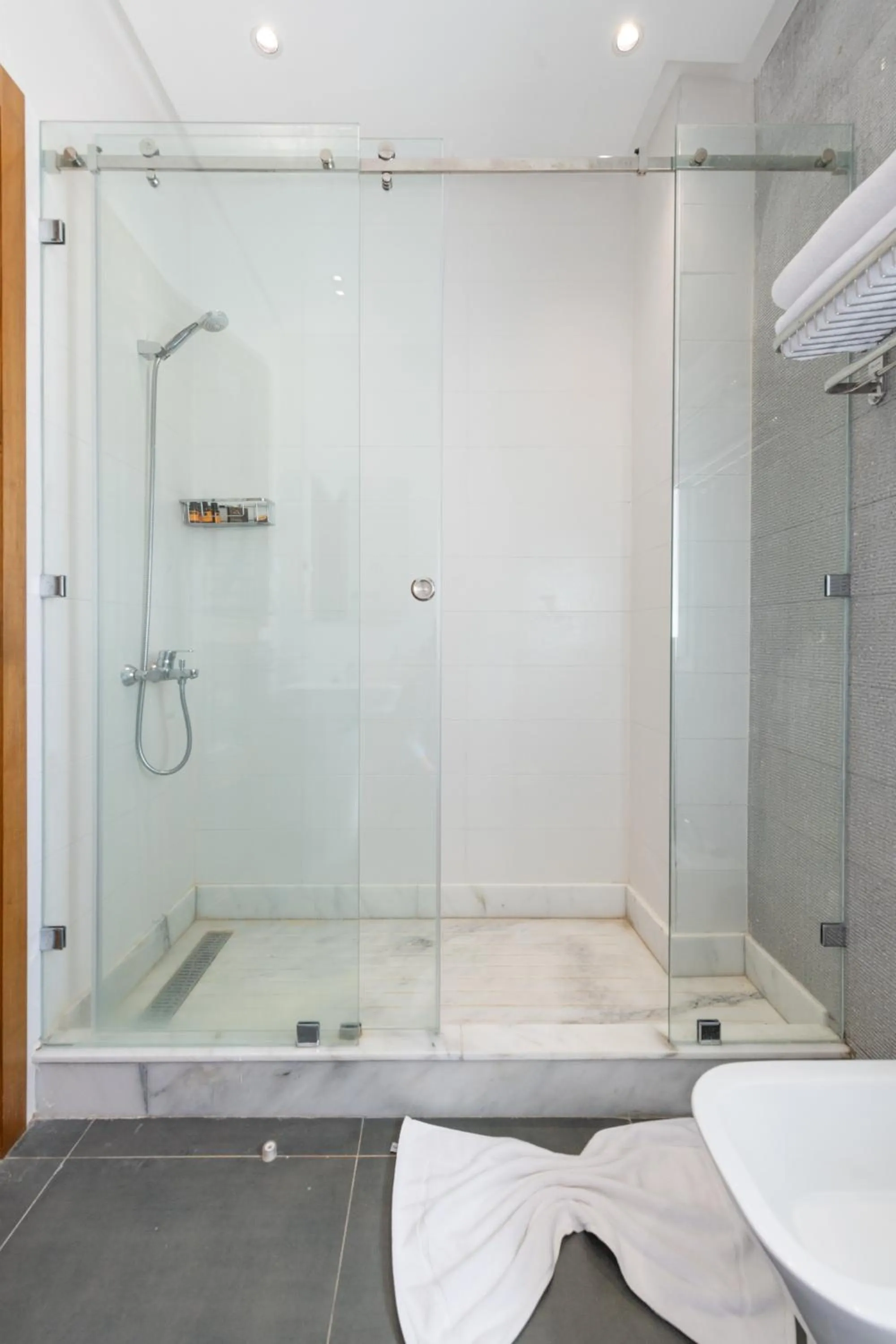 Shower in Atlantic Mnar