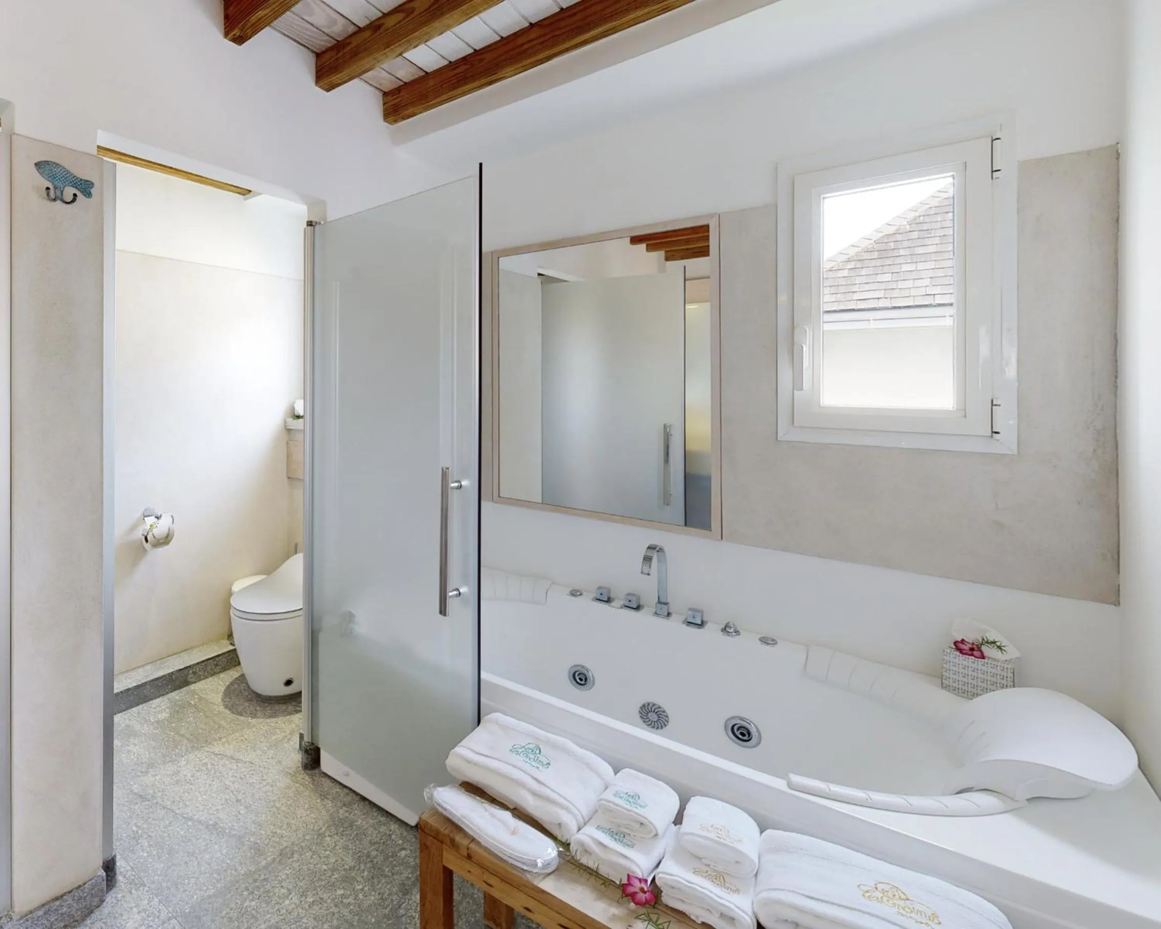 Toilet in Hotel Les Ondines Sur La Plage