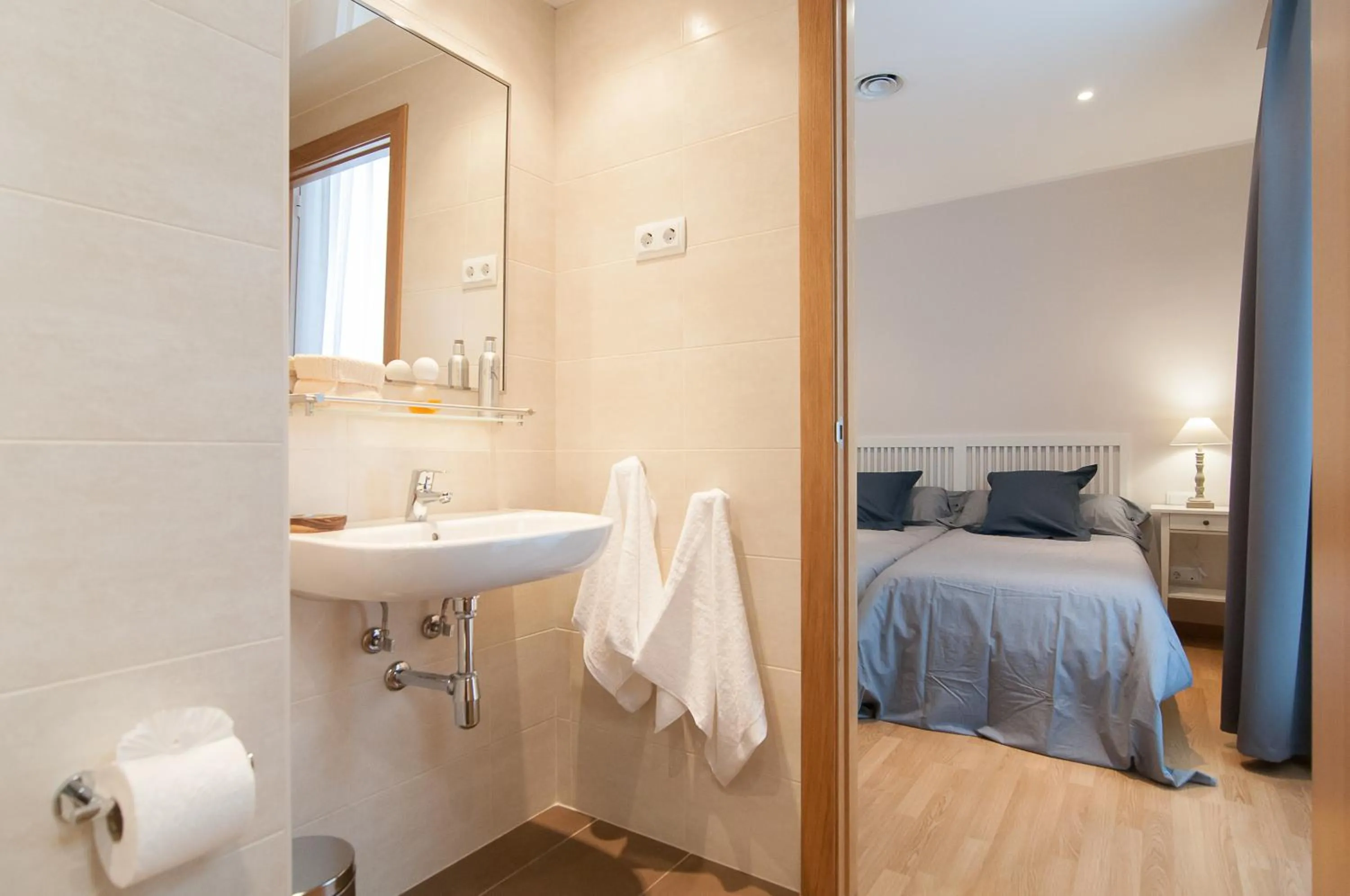 Bathroom, Bed in Pelayo Deluxe Apartments