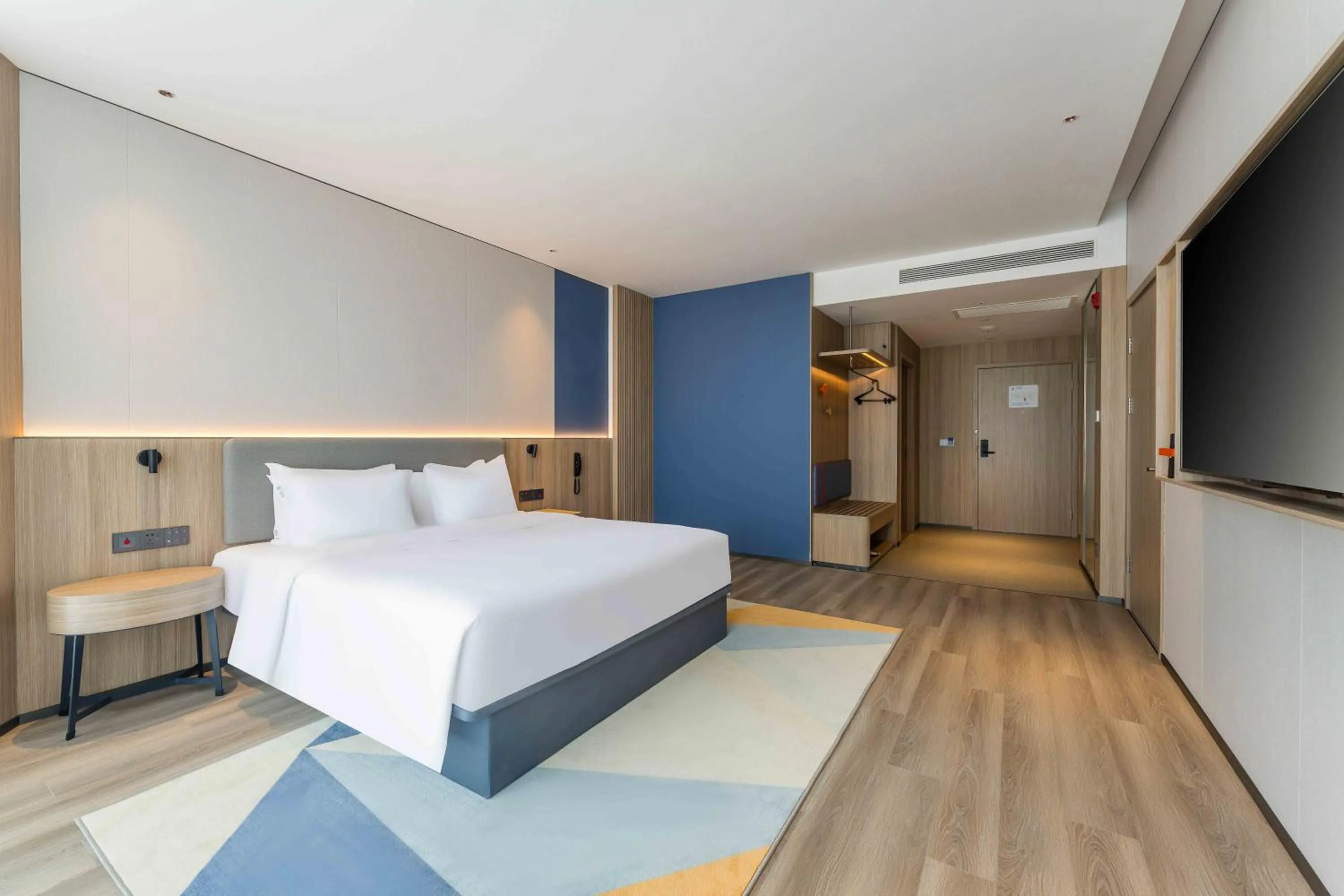 Photo of the whole room, Bed in Holiday Inn Express Hangzhou Airport by IHG