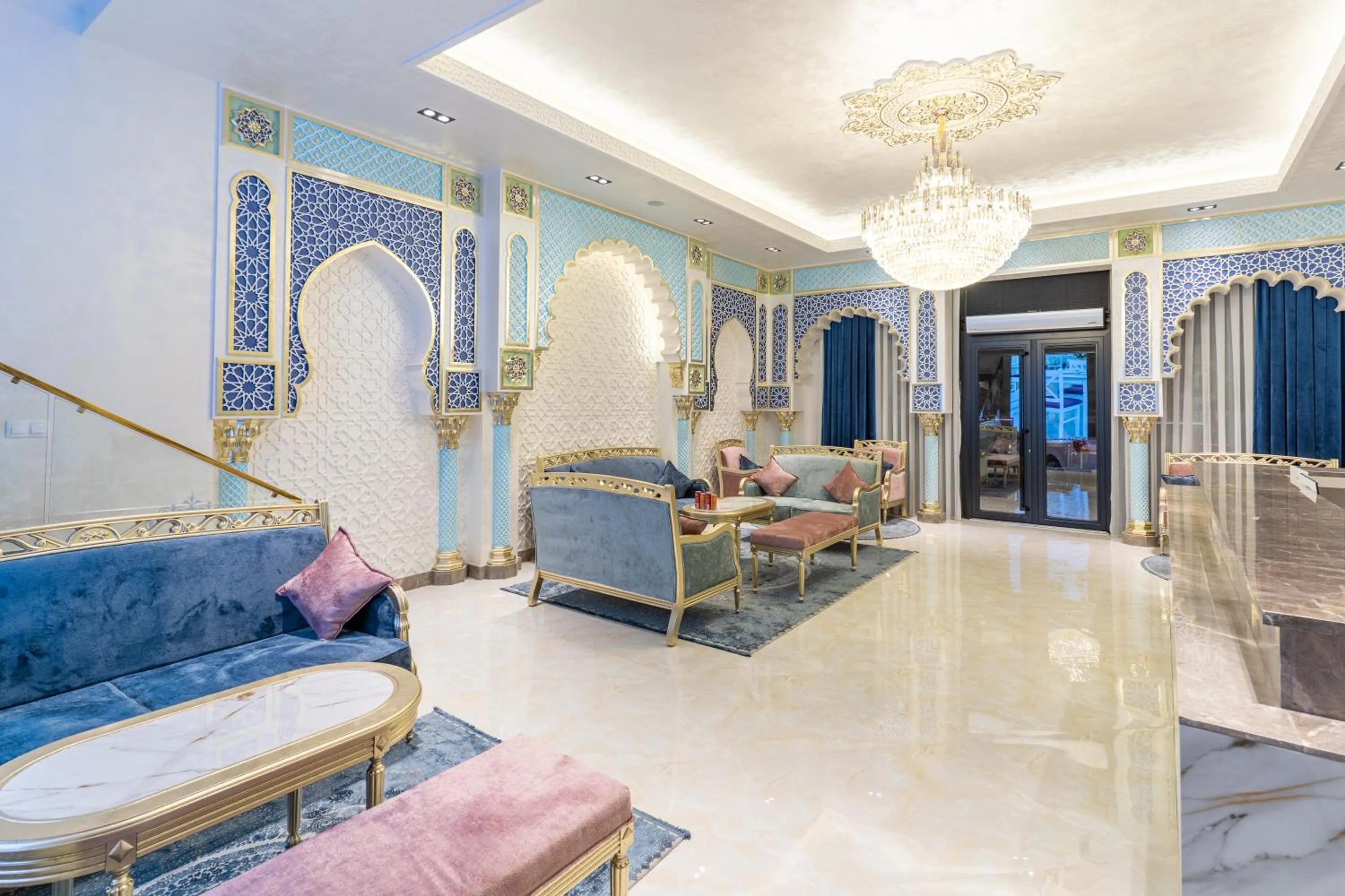 Lobby or reception in MIRZO HOTEL