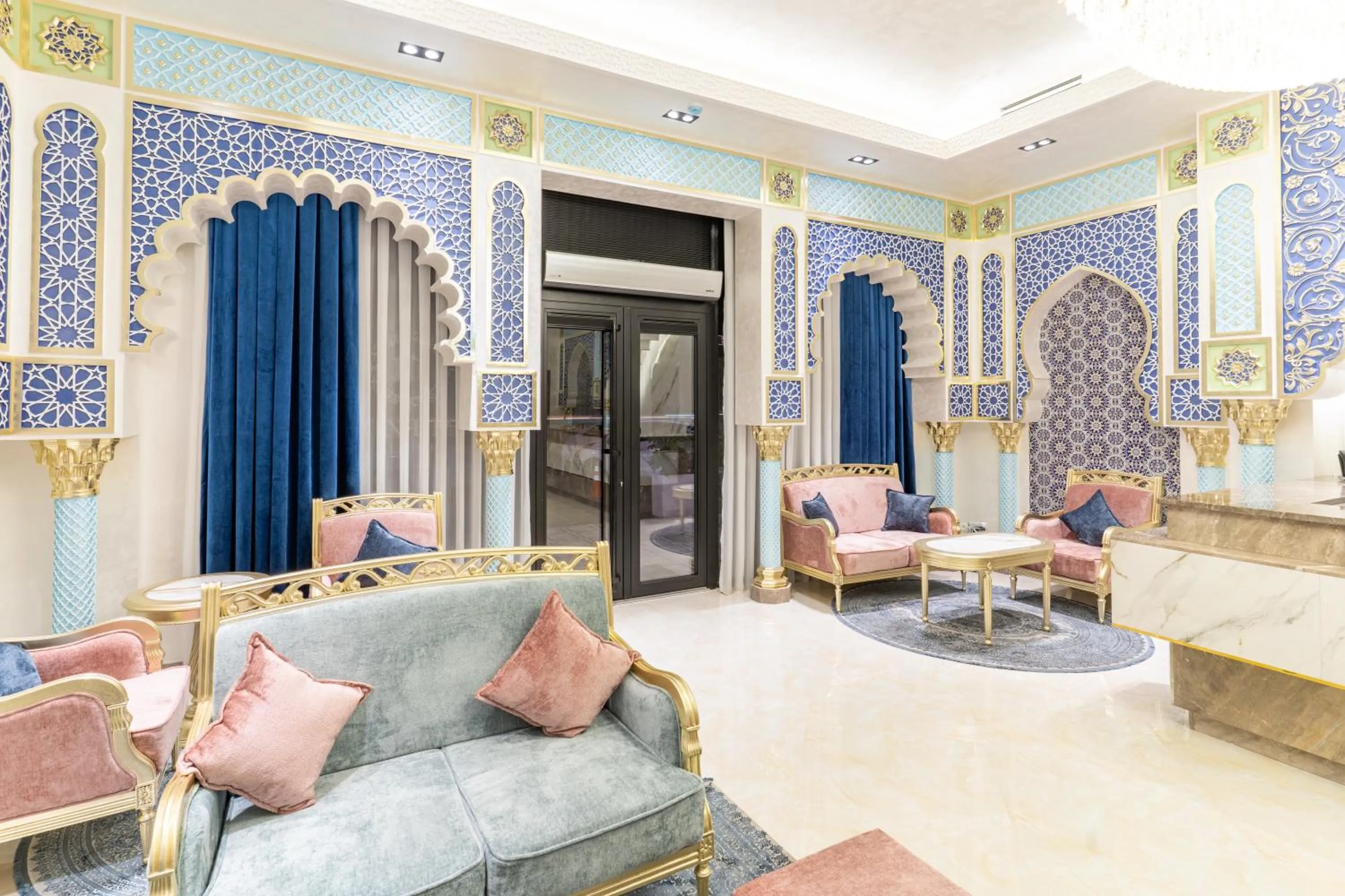 Lobby or reception in MIRZO HOTEL