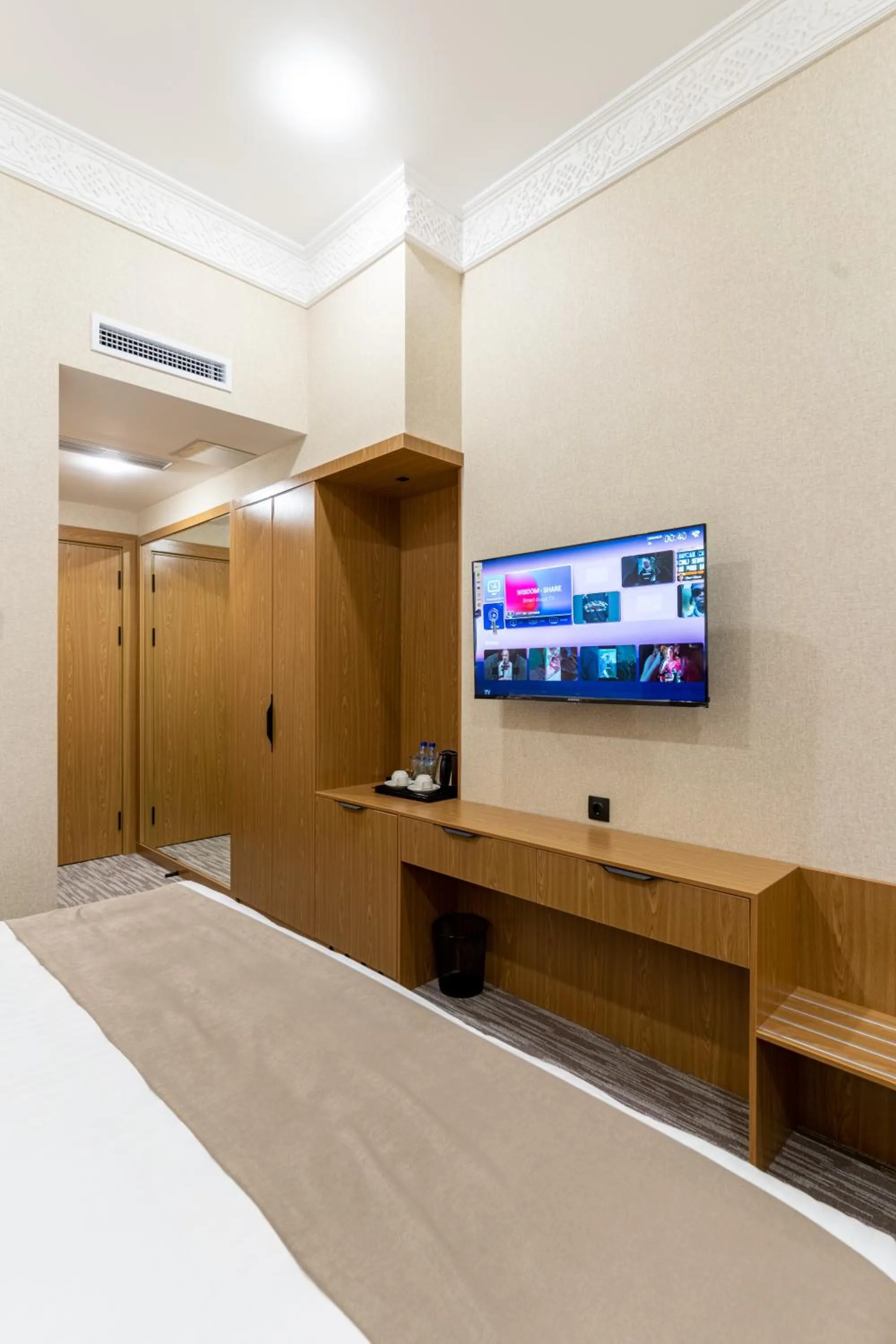 TV and multimedia, Bed in MIRZO HOTEL