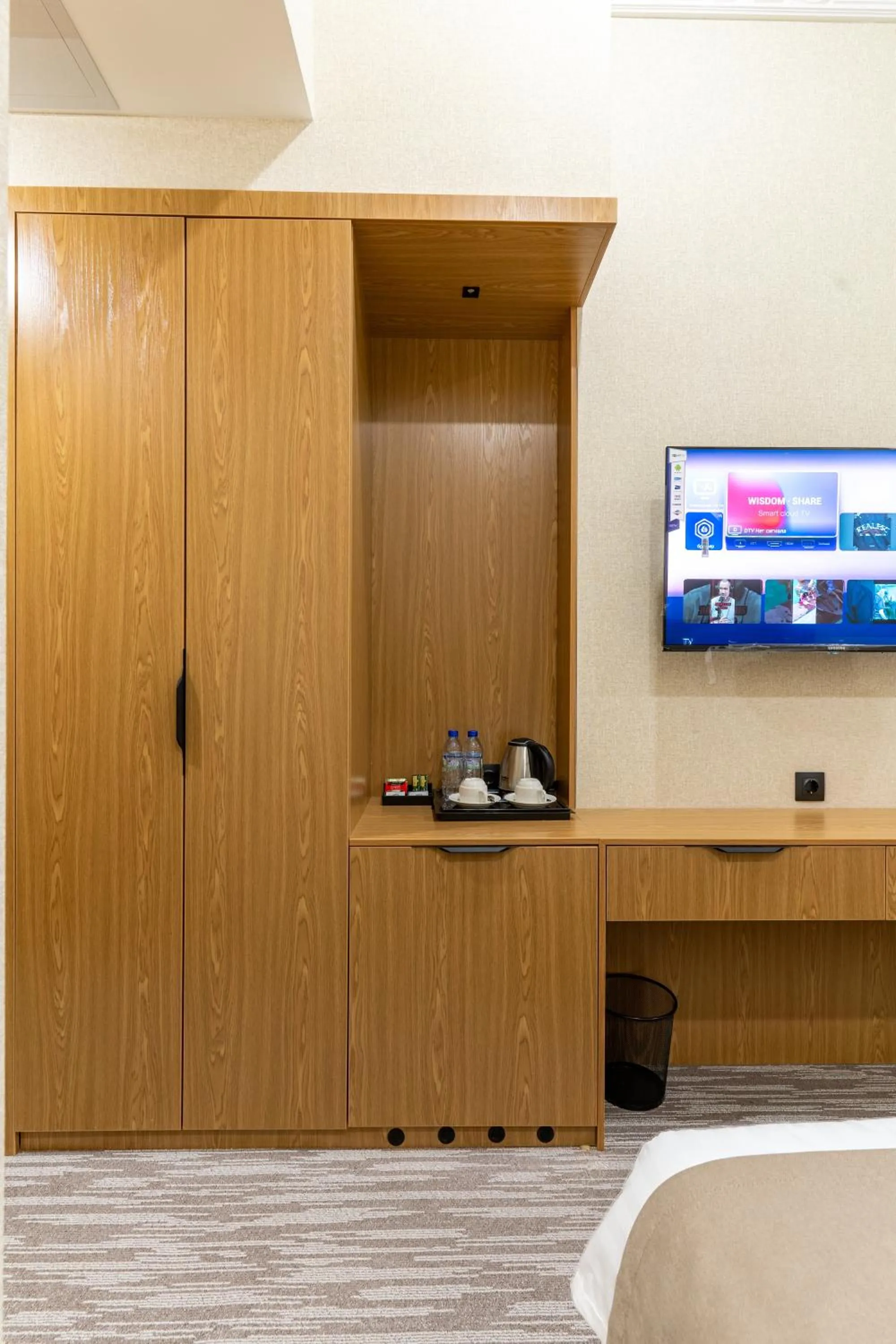 TV and multimedia, Bed in MIRZO HOTEL