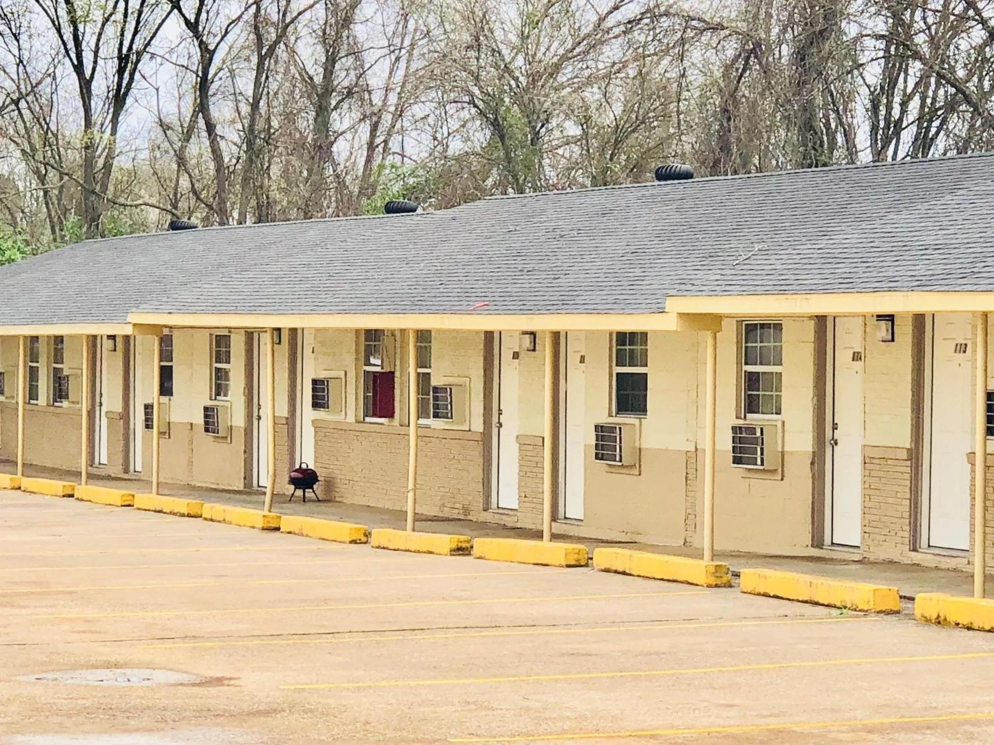 Property building in Sunset Inn Longview