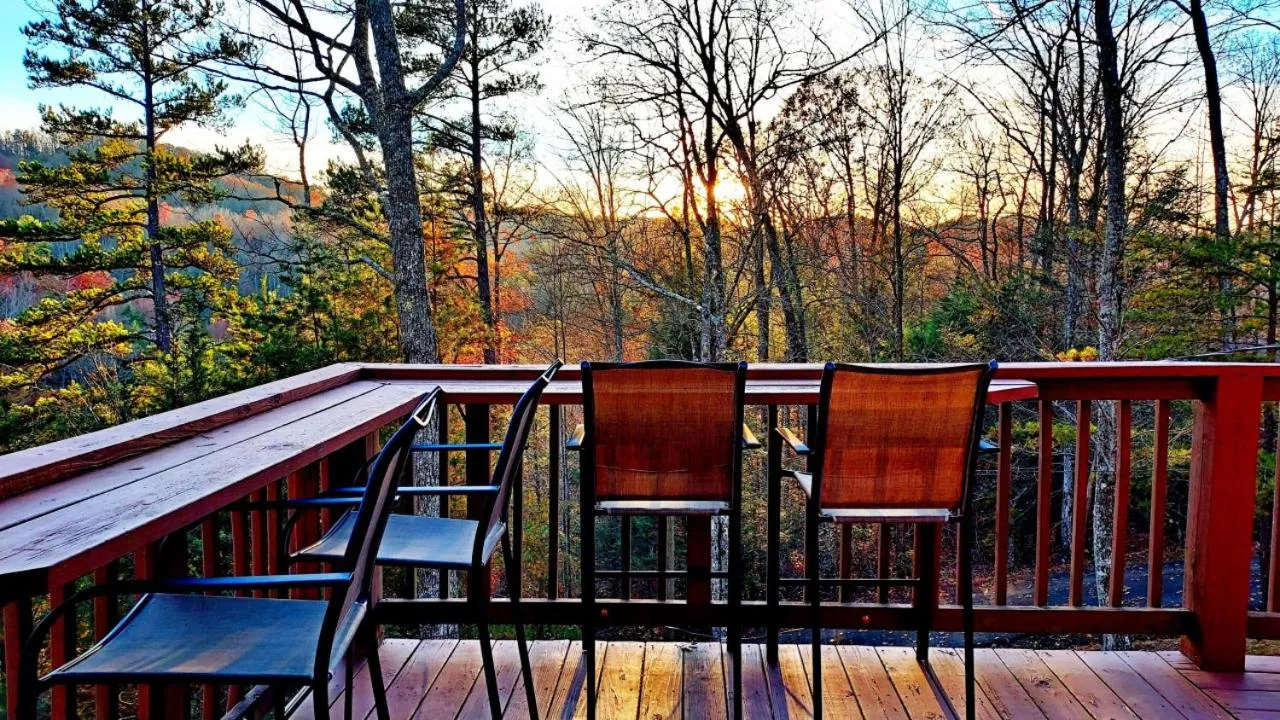 Mountain Mist - Secluded Cabin, MTN View, Hot Tub!