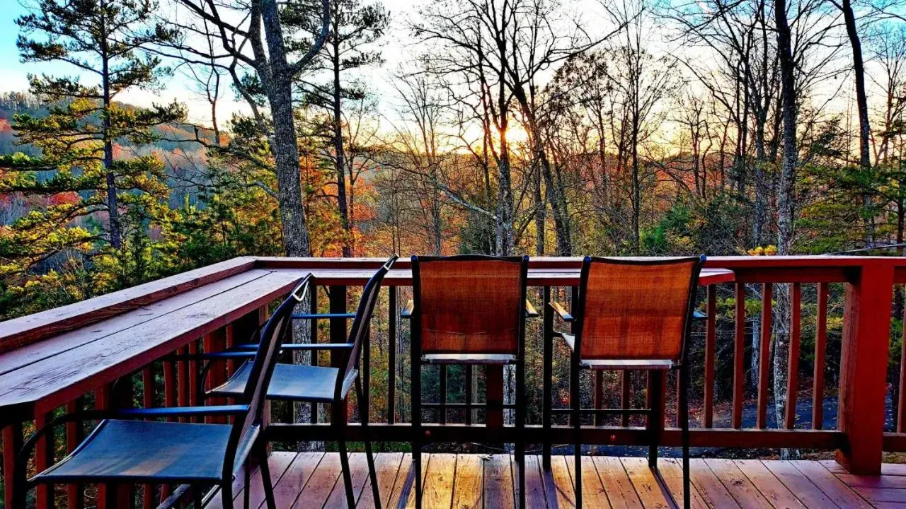 Mountain Mist - Secluded Cabin, MTN View, Hot Tub! Mountain Mist - Secluded Cabin, MTN View, Hot Tub!