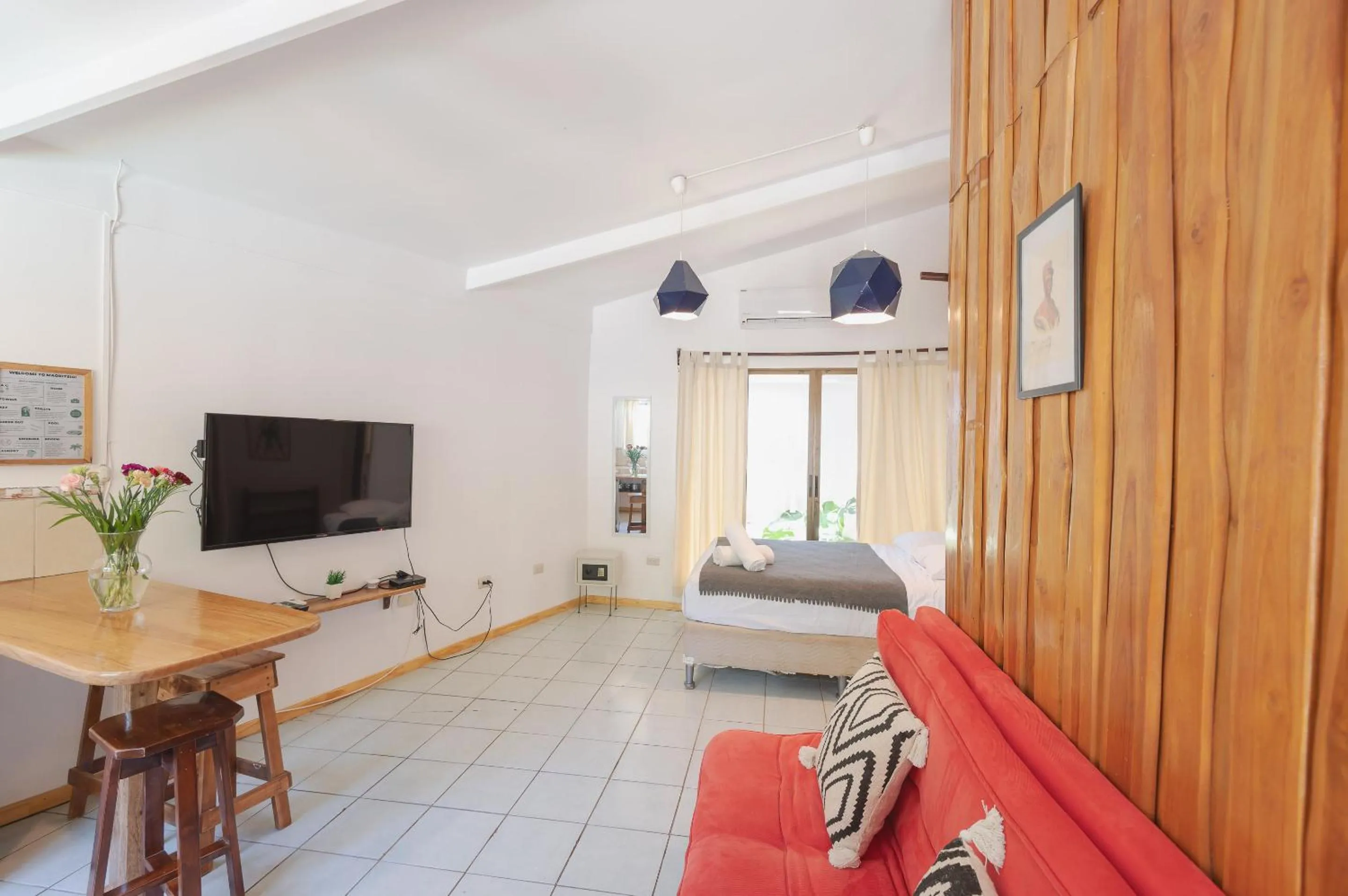 TV and multimedia, Bed in Maoritsio Garden Studios