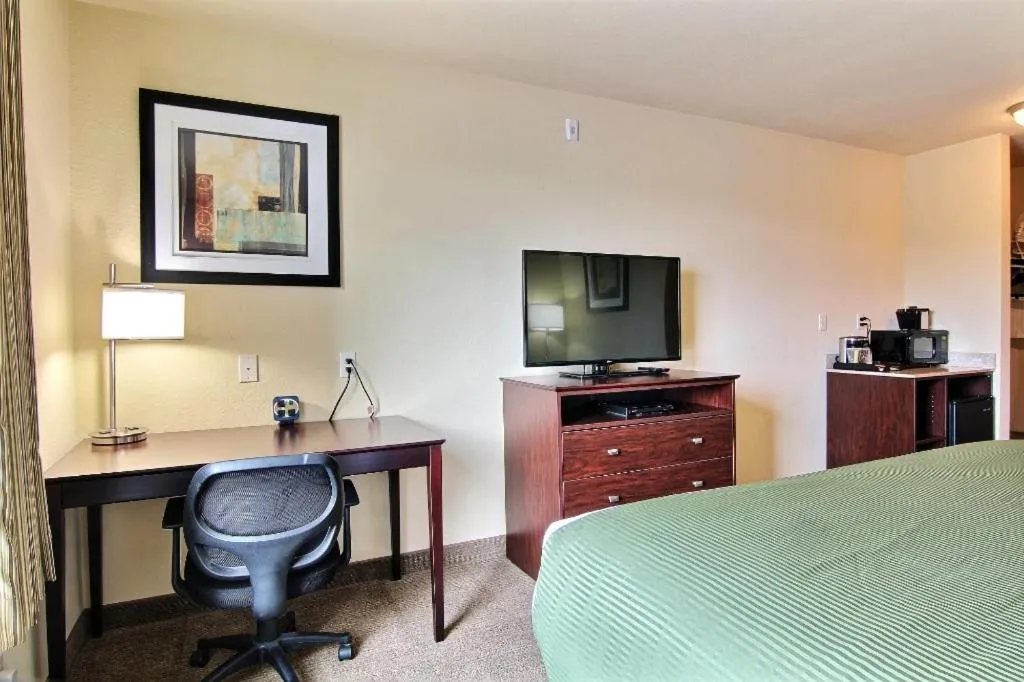 Bedroom, Bed in AmeriVu inn and Suites - Crookston