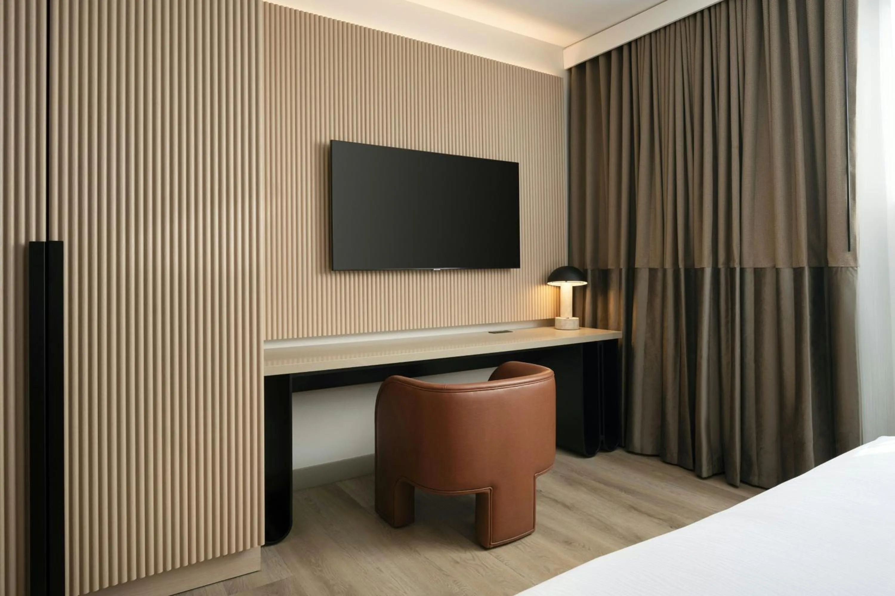 Photo of the whole room, Bed in Cascade Hotel, Kansas City, a Tribute Portfolio Hotel